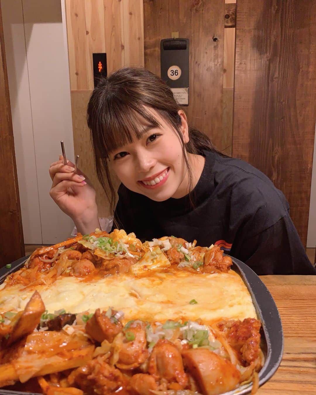 吉川七瀬さんのインスタグラム写真 - (吉川七瀬Instagram)「チーズダッカルビ🧀 この前親友ちゃんと2人で食べたけどちょーお腹いっぱいになりましたこれは確実に2人前の量ではない🥳 #新大久保 #韓国料理 #皆さんの推しは #なんですか」10月8日 20時46分 - yoshikawa_nanase