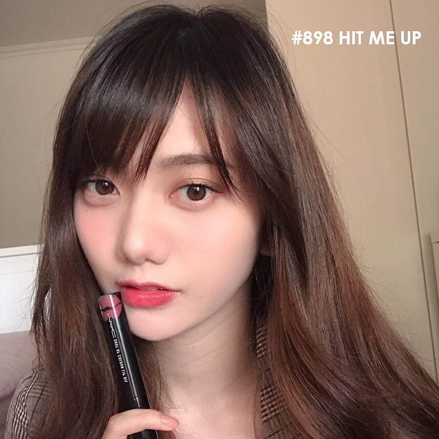 羅晴のインスタグラム：「M.A.C這個系列的 #色誘翹唇釉 是乾唇人的救星🥺🥺 添加了保濕精萃，唇釉的質地像擦上唇油一樣滋潤不黏膩 持妝度不錯，有一點染唇效果 S型的刷頭剛好貼合唇部曲線，撫平唇紋的效果很好 重點是這幾款韓國暢銷的顏色都很美又顯色  我最喜歡的是 #HitMeUp 帶有一點點紫，是很溫柔的色調 是很適合在秋冬季節擦上的乾燥玫瑰色  #PunchDrunkLove  是人人可以駕馭的日常莓果色  最近剛好週年慶活動開跑了 喜歡水潤妝感的唇彩，我推薦去M.A.C專櫃試試這款哦  @maccosmeticstaiwan #色誘系翹唇 #QQ美唇精華 #一抹即潤」