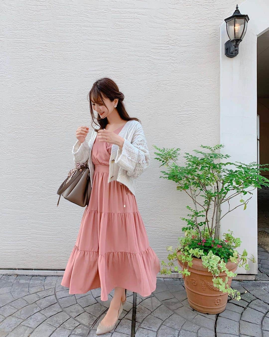 中田絵里奈さんのインスタグラム写真 - (中田絵里奈Instagram)「. coordinate🎀 涼しくなってきたので ワンピースにカーデを羽織ってました🕊 . カーデはレーシーなケーブル編みで ゆるっと抜け感も…💭❤︎ . このコーデ楽ちんでとってもお気に入り🍒 . . #秋コーデ #ケーブルカーディガン #カシュクールマキシ #vaniller」10月8日 20時55分 - erinanakata