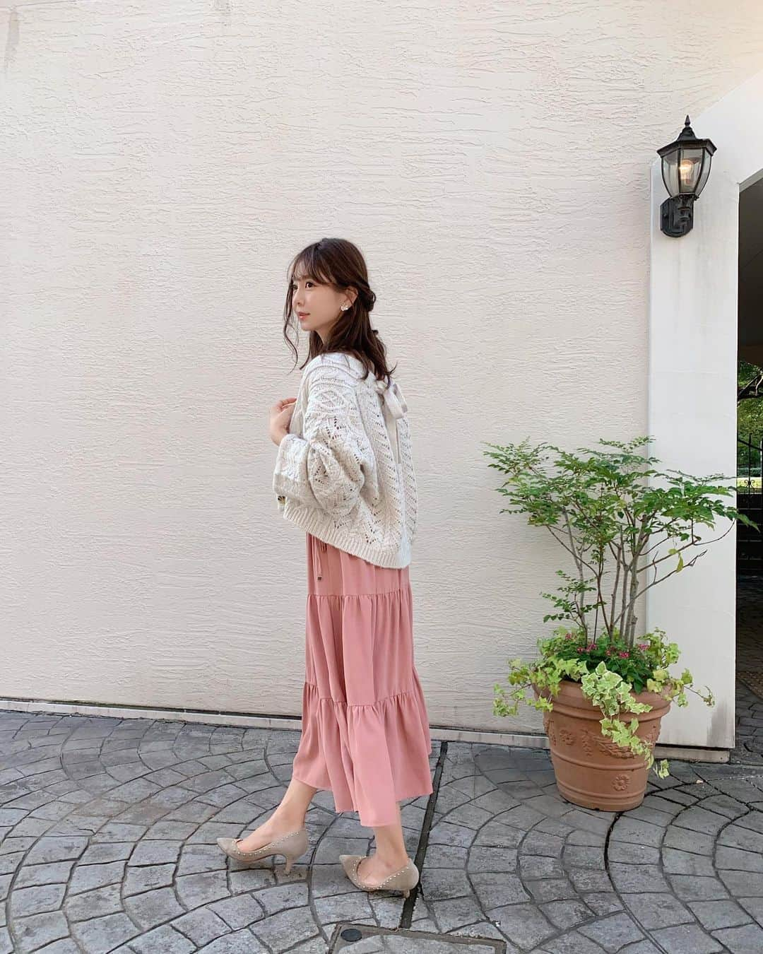 中田絵里奈さんのインスタグラム写真 - (中田絵里奈Instagram)「. coordinate🎀 涼しくなってきたので ワンピースにカーデを羽織ってました🕊 . カーデはレーシーなケーブル編みで ゆるっと抜け感も…💭❤︎ . このコーデ楽ちんでとってもお気に入り🍒 . . #秋コーデ #ケーブルカーディガン #カシュクールマキシ #vaniller」10月8日 20時55分 - erinanakata