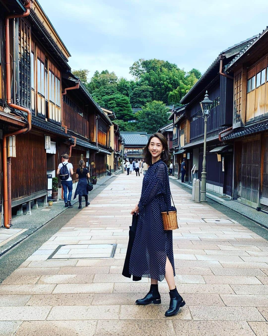 松原汐織さんのインスタグラム写真 - (松原汐織Instagram)「♡ 母と金沢に１泊２日の旅へ 🚄✨ ・ #ひがし茶屋街 でランチをしたり、 #金沢城公園 や#兼六園 を散策したり、 #尾山神社 や#金澤神社 をお参りしたり、 #鮨処あいじ さんで地酒と共にのどぐろの蒸し寿司などの美味しい〜お寿司をいただいたり、、、という初日を過ごしました💗 (写真はスワイプしてくださいね📸) ・ 焼き物が好きなのでギャラリーで見た九谷焼がとても美しくてテンションが上がりました☺️ 母とは趣味が似てるので色々と感想を言い合いながら、 結婚してから母娘旅は初めてなのでとても楽しいご褒美旅です。 ・ #Coordinate #OOTD Dress / @unitedarrows_official  Boots /  @zara  Bag / @aquagirl_official ・ #汐織の旅日記 #and #しおりの食日記 #国内旅行 #母娘旅 #金沢」10月8日 20時58分 - shiori_ma_