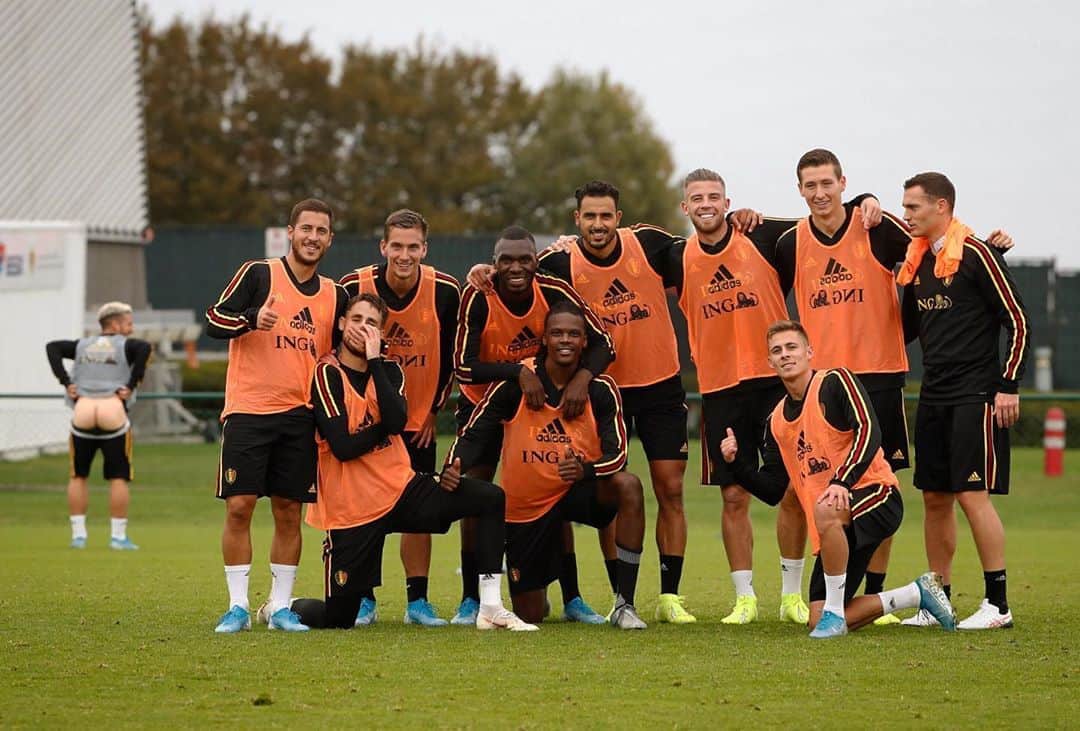 ドリース・メルテンスのインスタグラム：「Here’s a picture of me and the winning team! 🙋🏼‍♂️ #badloser」
