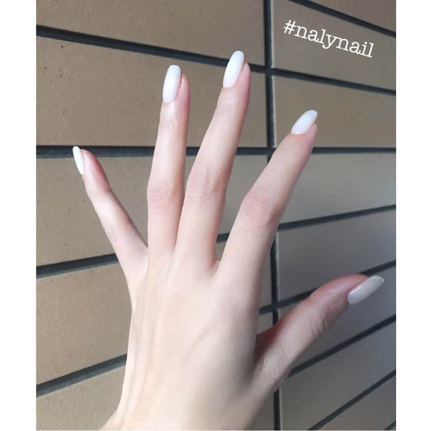 金子エミさんのインスタグラム写真 - (金子エミInstagram)「手タレの黄金バランスは…手の甲と指の長さが１：１  爪の長さなど 流行りに流される事なく…手の甲と指が1：1になるように27年間に渡り整えています。 ・ ・ #パーツモデル  #金子エミ #手タレ #黄金比」10月9日 6時59分 - emikaneko1114