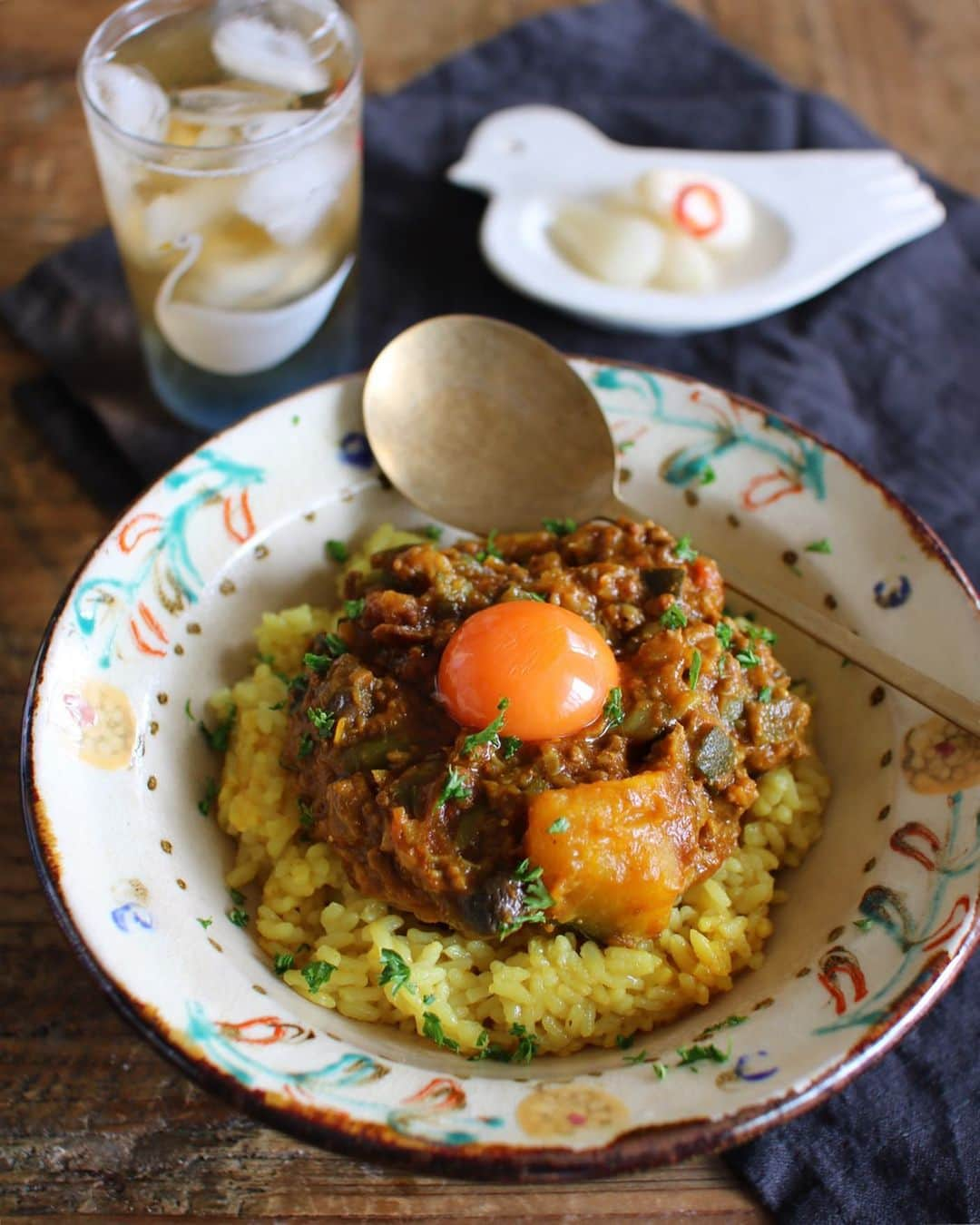 かおしさんのインスタグラム写真 - (かおしInstagram)「おはようございます😃 野菜をたっぷり使ったキーマカレーでガッツリな朝ごはん🍛 合挽きミンチをニンニクと生姜で炒め、みじん切りにした長ねぎ、玉ねぎ、しめじ、ズッキーニ、大きめに切ったカボチャとトマトと一緒に、水を一滴も使わずに煮込んだカレー。 野菜の旨味や甘みを感じられる美味しいカレーになりました👏 ・ 一緒に写っているサプリはスベルティ(@svelty_official )さんの【#ぱっくん分解酵母】。 炭水化物を分解する#酵母菌 や、お肉の脂肪分をブロックする#キトサン 、炭水化物の吸収をブロックする#白いんげん豆 、糖の吸収を抑える#ギムネマ など、6種類のハーブをギュッと詰め込んだダイエットサプリです。 これ、よく見かけて気になっていたので、#PR とはいえ試すことが出来て嬉しい私😆 朝からガッツリとカレーを食べても、このサプリを一緒に摂ることで、なんだか安心感😃✨ 食べたいものを食べている時が一番幸せな瞬間だし、カロリーとかもあまり気にせず美味しく食べたいから、ぱっくん分解酵母の効果に期待して、しばらく飲み続けてみようと思います😉 ・ #ぱっくん分解酵母 #糖質分解 #ダイエット #スベルティ #SVELTY #外食 #sponsored #炭水化物 #我慢しない #朝カレー #カレー #curry #カレー好きな人と繋がりたい #朝ごはん #朝食 #breakfast #gohan #foodporn #onthetable #foodstagram #暮らし #おうちごはん #instafood #うつわ」10月9日 7時19分 - cao_life