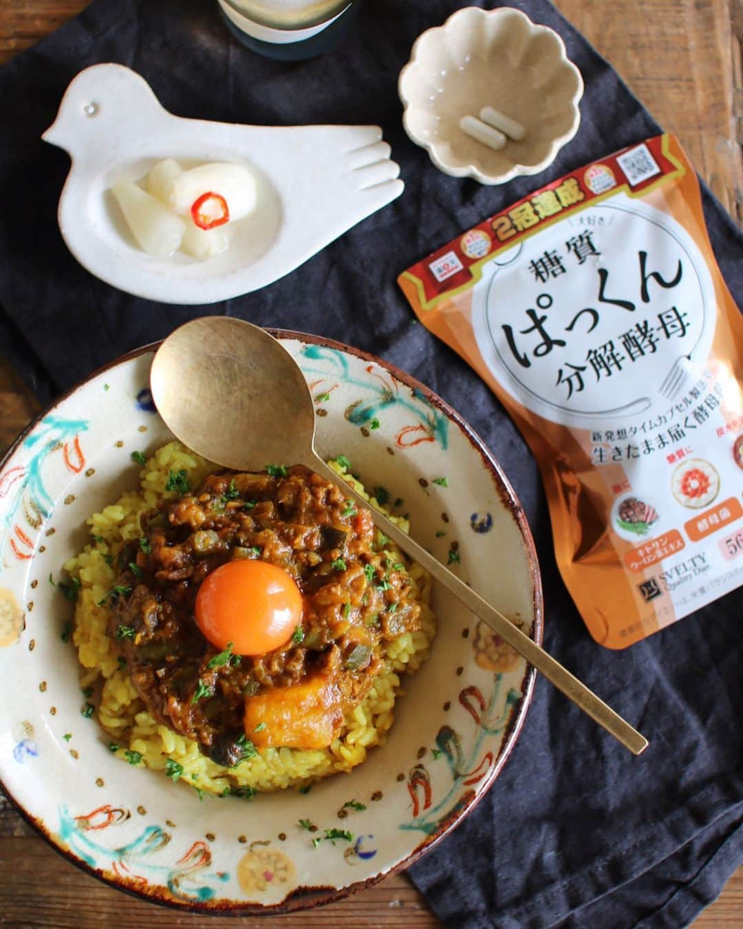 かおしさんのインスタグラム写真 - (かおしInstagram)「おはようございます😃 野菜をたっぷり使ったキーマカレーでガッツリな朝ごはん🍛 合挽きミンチをニンニクと生姜で炒め、みじん切りにした長ねぎ、玉ねぎ、しめじ、ズッキーニ、大きめに切ったカボチャとトマトと一緒に、水を一滴も使わずに煮込んだカレー。 野菜の旨味や甘みを感じられる美味しいカレーになりました👏 ・ 一緒に写っているサプリはスベルティ(@svelty_official )さんの【#ぱっくん分解酵母】。 炭水化物を分解する#酵母菌 や、お肉の脂肪分をブロックする#キトサン 、炭水化物の吸収をブロックする#白いんげん豆 、糖の吸収を抑える#ギムネマ など、6種類のハーブをギュッと詰め込んだダイエットサプリです。 これ、よく見かけて気になっていたので、#PR とはいえ試すことが出来て嬉しい私😆 朝からガッツリとカレーを食べても、このサプリを一緒に摂ることで、なんだか安心感😃✨ 食べたいものを食べている時が一番幸せな瞬間だし、カロリーとかもあまり気にせず美味しく食べたいから、ぱっくん分解酵母の効果に期待して、しばらく飲み続けてみようと思います😉 ・ #ぱっくん分解酵母 #糖質分解 #ダイエット #スベルティ #SVELTY #外食 #sponsored #炭水化物 #我慢しない #朝カレー #カレー #curry #カレー好きな人と繋がりたい #朝ごはん #朝食 #breakfast #gohan #foodporn #onthetable #foodstagram #暮らし #おうちごはん #instafood #うつわ」10月9日 7時19分 - cao_life