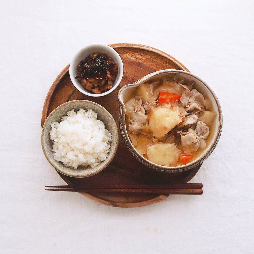 樋口正樹さんのインスタグラム写真 - (樋口正樹Instagram)「Today's breakfast . 今日の朝ごはんは、 昨晩の残りものの 汁多めの肉じゃが、 納豆に昆布、新米。 . ちなみに、 肉じゃがは豚肉の。 . #肉じゃが #新米 #納豆 #朝ごはん #朝食 #nikujyaga #japanesebreakfast」10月9日 7時21分 - higuccini