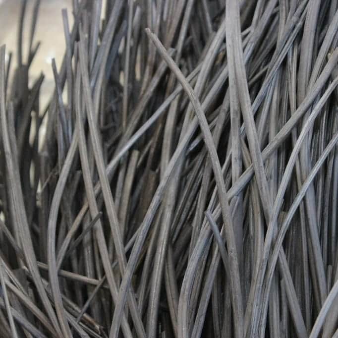 ASAFUKU(麻福)さんのインスタグラム写真 - (ASAFUKU(麻福)Instagram)「麻炭とログウッドで染めたヘンプコットン糸で編み立てました。  茎の表皮である繊維部分が糸になり、その後残った木質部を「おがら（麻幹）」といいます。おがらを炭化して、さらに超微粉砕したものを染料化しています。  麻炭粉は、身近だと打ち上げ花火の火薬として広く使われています。空気をたくさん含むので着火の勢いが良く、一級品の打ち上げ花火はほぼ麻炭が使われているようです。  どこか暖かさを感じる、やさしい着用感です。麻（ヘンプ）の恵を余すことなく享受いたしましょう。  現在、足首ウォーマー、5本指ソックス、おやすみ手袋　で展開中です。  HEMP YAWN dyed with hemp-charcoal -  So comfortable !  #麻炭 #炭染め #ナチュラルダイ  #あったかい麻 #秋冬も麻製品 #麻のある生活 #ヘンプ #hemp #asa #麻 #麻福 #asafuku」10月9日 7時27分 - asafukuhemp