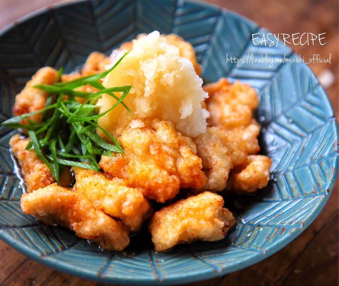 Mizuki【料理ブロガー・簡単レシピ】さんのインスタグラム写真 - (Mizuki【料理ブロガー・簡単レシピ】Instagram)「・﻿ 【レシピ】﻿ ♡揚げずに簡単♡﻿ 鶏むね肉de揚げ出し鶏﻿ ﻿ おはようございます(*^^*)﻿ 今日は鶏むね肉の節約レシピ♩﻿ 揚げ出し豆腐をアレンジした﻿ ''揚げ出し鶏''を﻿ご紹介させていただきます♡﻿ 作り方は超簡単(*´艸`)﻿ 鶏肉は揚げ焼きでOK！﻿ お出汁はめんつゆで作りますよ〜♩﻿ パサつきがちなむね肉が﻿ 柔らか〜く仕上がるので﻿ よかったらお試し下さいね♫﻿ ﻿ ﻿ ーーーーーーーーーーーー﻿ 【2人分】﻿ 鶏むね肉...1枚(250g)﻿ 大根...5cm﻿ ●酒...小1﻿ ●塩...少々﻿ ☆めんつゆ(2倍濃縮)...大4﻿ ☆湯...大3﻿ 片栗粉・サラダ油・万能ねぎ...各適量﻿ ﻿ 1.大根はすりおろして軽く水気を切っておく。鶏肉は全体をフォークで刺して1cm厚さの削ぎ切りにし、●を揉み込み片栗粉をまぶす。﻿ 2.フライパンに5mmのサラダ油を中火で熱し、鶏肉を両面色よく揚げ焼きにして火を通す。﻿ 3.鶏肉の油を切って器に盛り、大根おろしをのせ、混ぜ合わせた☆をかける。仕上げに斜め切りにしたねぎをトッピングする。﻿ ーーーーーーーーーーーー﻿ ﻿ ﻿ 《ポイント》﻿ ♦︎大根おろしの量はお好みで♩﻿ ♦︎鶏むね肉はフォークで刺しておくと柔らかく仕上がります♩﻿ ﻿ ﻿ ﻿ 🎀新刊【#ほめられごはん 】🎀﻿ 🔹おかげさまで重版しました！！🔹﻿ 楽天ブックスでご購入いただきますと﻿ 今ならレシピカードの特典がついてきます♡﻿ ﻿ ﻿ ﻿ #ブログ更新しました﻿ ブログ(レシピ)はホームのリンクよりご覧下さい↓﻿ @mizuki_31cafe﻿ 【Mizuki公式ラインブログ】﻿ https://lineblog.me/mizuki_official/﻿ ﻿ ﻿ ﻿ #鶏むね肉#大根#大根おろし#めんつゆ#揚げ出し#鶏肉#Mizuki#簡単レシピ#時短レシピ#節約レシピ#料理#レシピ#フーディーテーブル#ブログ#おうちごはん#おうちカフェ#デリスタグラマー#マカロニメイト#料理好きな人と繋がりたい#料理ブロガー#おうちごはんlover﻿ #foodpic#food#follow#cooking#recipe#lin_stagrammer」10月9日 7時45分 - mizuki_31cafe