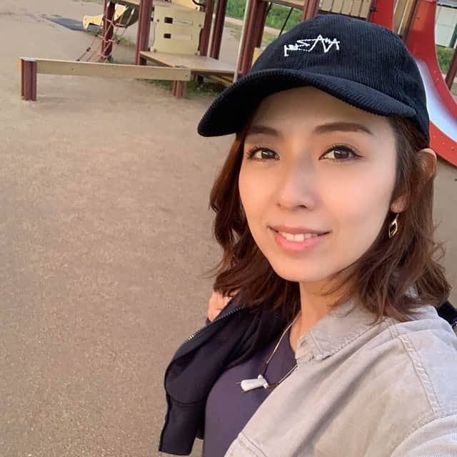 若林翔子のインスタグラム：「* * 今日はモデルさんしてきたよ〜🤗 またお知らせするからみてね😚  そのあとは子供達と久々に公園へ。 後ろの平均台みたいなとこで長男がド派手にずっこけてめっちゃ泣いたのはここだけの話…♡ * * #秋 #夕日 #公園 #虹」