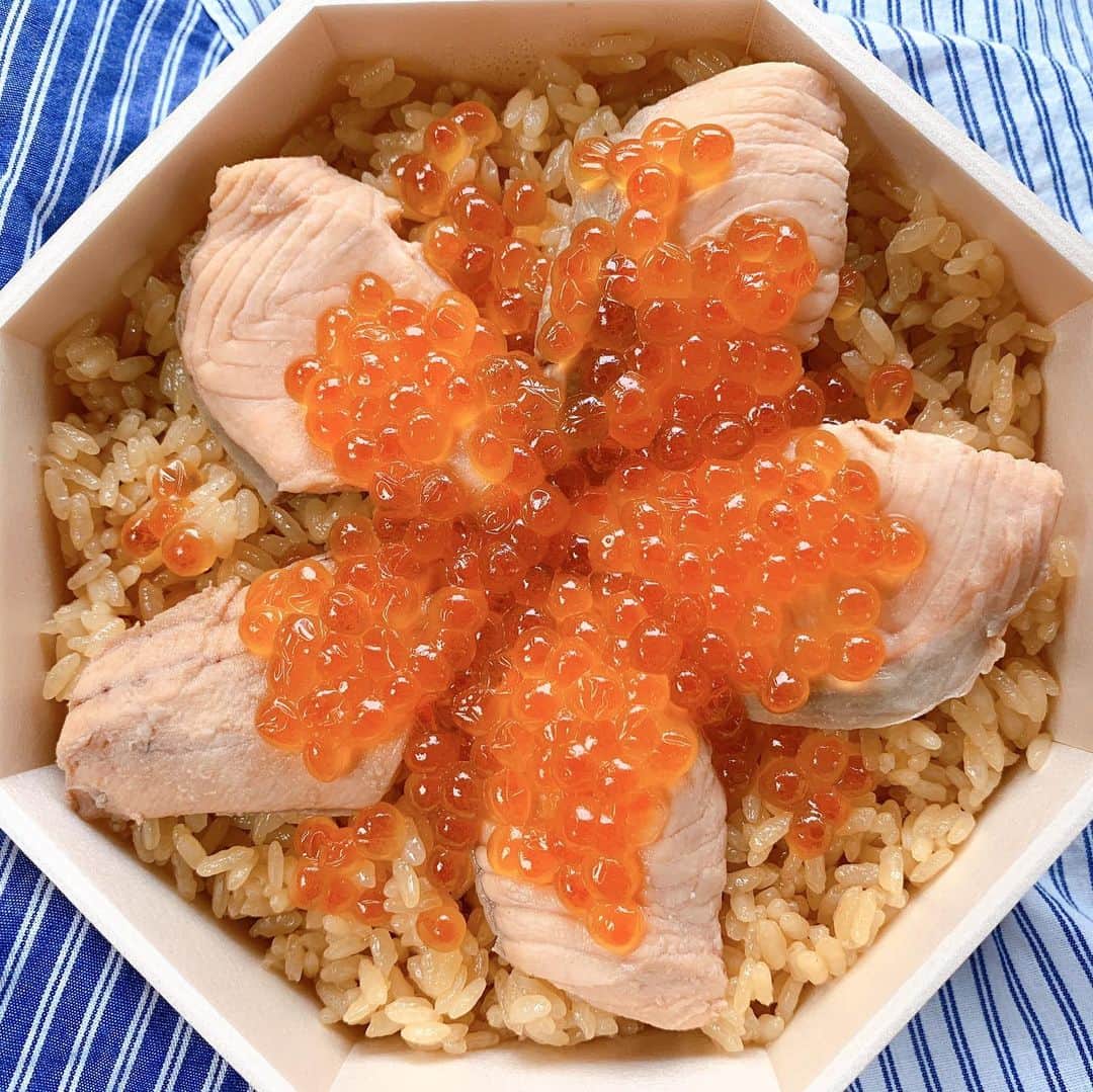 ティーナ・カリーナのインスタグラム：「ピカーーーー✨✨✨✨ 亘理の安達魚店さんのはらこ飯。 今年は食べることができました😆 ほんのり甘めの味付けが、私の好みです🥰🥰 鮭はふっくら。はらこはトロトロ🥰  おこげもサービスで頂いちゃいました😆‼️ これで来週のコンサートも頑張れる💪💪 #はらこ飯 #安達魚店 #鮭 #いくら #お弁当 #宮城ランチ #宮城 #japan」