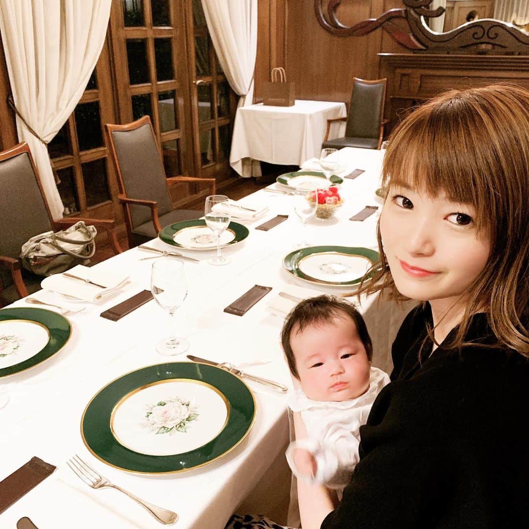 しほの涼のインスタグラム：「親族の夏生まれが集まってお誕生日会を行いました🍽👗 娘も私も旦那も7.8.9月生まれ👨‍👩‍👧 鵠沼海岸にあるフレンチでコース料理をいただきました🤵🏻 娘が産まれてから初めてのコース料理でしたが、個室にしていただいて赤ちゃん連れには本当にありがたかったです🙇‍♀️💦 日々育児でゆっくりご飯を食べるっていうのが難しいので、久々に食事が楽しかったです🥺💕 #鵠沼海岸　#子連れディナー　#誕生日ディナー　#赤ちゃん連れディナー　#赤ちゃん連れディナー　#赤ちゃん連れ　#生後3ヶ月　#赤ちゃん連れ歓迎」
