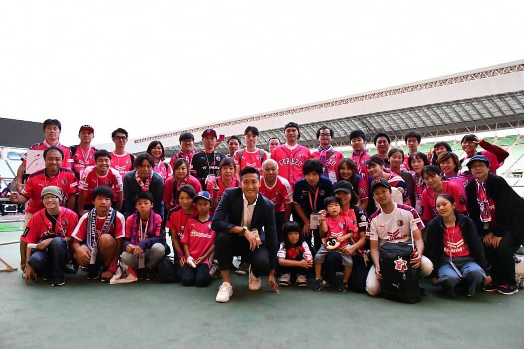 都倉賢のインスタグラム：「先日の鹿島戦を #都倉シート で観戦してくれて有難うございました！  試合毎に #返り咲きカウントダウン の共感の輪の広がりを感じています。  僕自身復帰に向かって頑張っていく中で、同じ様に挑戦する人、挑戦する人を応援する人、そんな人達が集まれるリアルな場所としてこの都倉シートがありオンラインでは #返り咲きカウントダウン を覗いたり、ハッシュタグをつけて投稿してもらう事で皆んなが繋がるコミュニティになっていけたらと思っています！  また皆さんから頂いた桜メッセージも少しずつ満開に向けて花びらが咲いていくのを見て本当に元気をもらってます！  この活動を通して1人でも多くの方が挑戦しやすい環境になり、応援したくなる受け皿になっていける様にしていきたいな！！！ さてさてみんなから元気をもらったので明日もリハビリ頑張るぞー💪💪💪」
