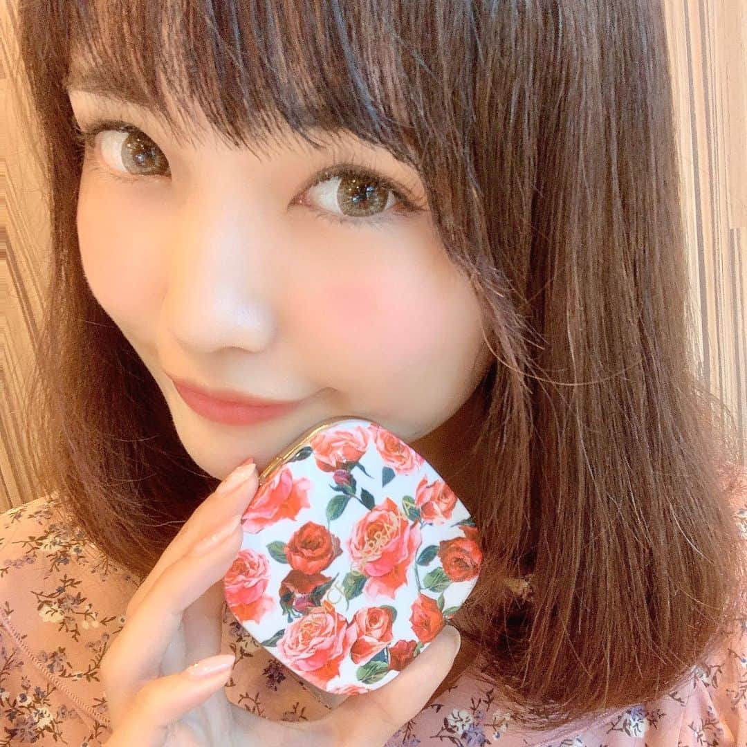 浅井麻里さんのインスタグラム写真 - (浅井麻里Instagram)「🌹🌹﻿ ﻿ 本格ローンチした、﻿ Dolce&Gabbanaのコスメ可愛すぎる❤️😍﻿ ﻿ 薔薇のパッケージがとっても華やかな、﻿ ルミナスチークカラー💕﻿ ﻿ わたしがつけてるのは、﻿ ブラッシュオブローズ 200🌹﻿ 発色がよくて、ぱっと顔が明るくなる✨﻿ さらっとフィットしてまるでアクセサリーみたいに﻿ 肌にまとう感じ💕﻿ ﻿ ﻿ プリンセスやお姫様的な価値観じゃなくて、﻿ 〝それぞれに眠るQueenな魅力を呼び覚ます〟﻿ イメージのブランドなんだって✨﻿ チーク以外にリップやアイシャドウもあるよ💄﻿ ﻿ イタリアの太陽、シチリアにインスパイアされた﻿ メイクアイテムでパッケージ可愛いから﻿ 持ってるだけで気分もアガる💓😆﻿ ﻿ ﻿ #ドルガバコスメ#DGコスメ#コスメ好きさんと繋がりたい#PR#ドルガバ#チーク#コスメ#メイク#DG#dolceandgabbana#cosme#make」10月8日 22時58分 - mari_asai_625