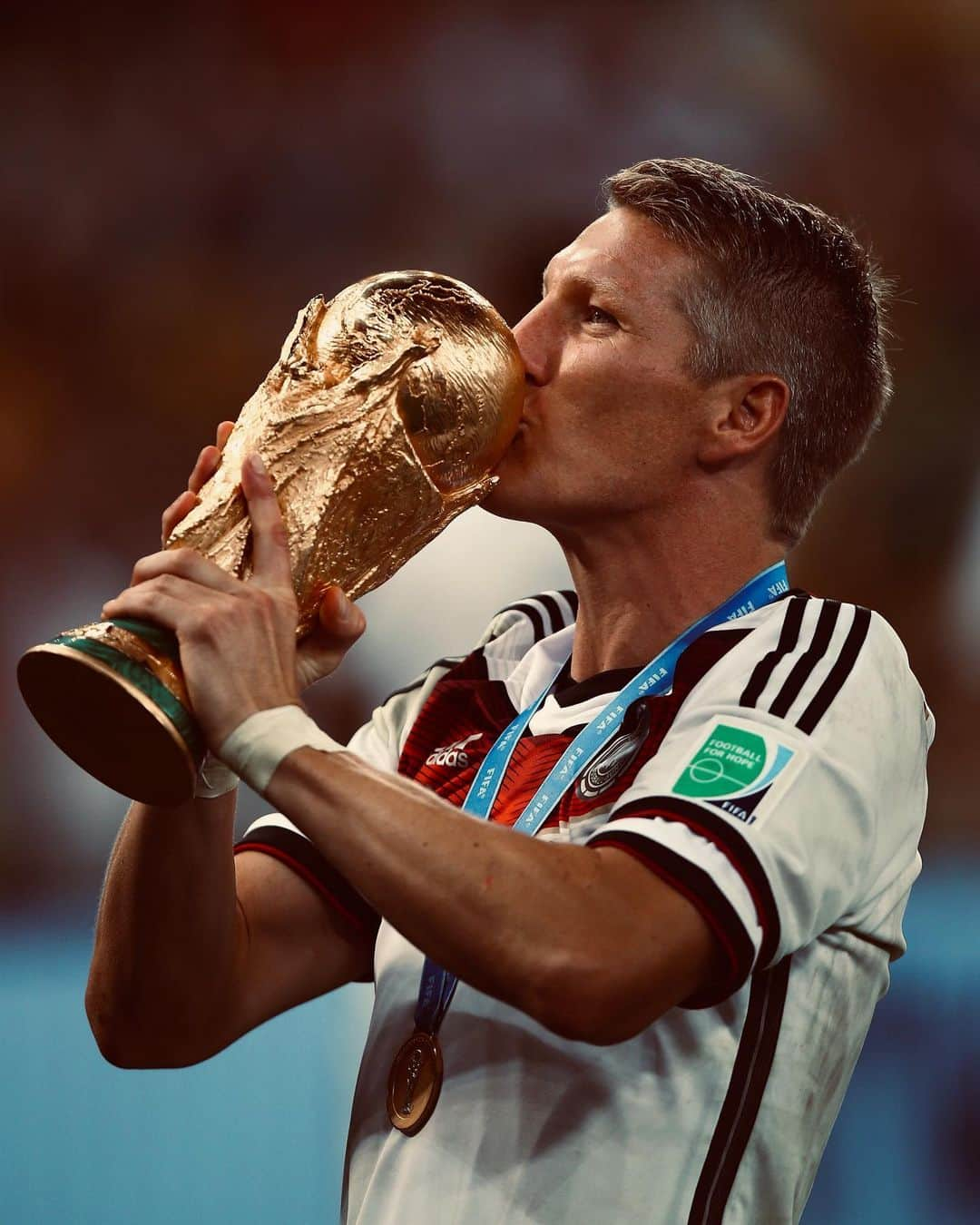 adidas Footballさんのインスタグラム写真 - (adidas FootballInstagram)「Leader, legend. Dankeschön @bastianschweinsteiger #DareToCreate  #Football #Soccer #adidasFootball」10月8日 23時00分 - adidasfootball