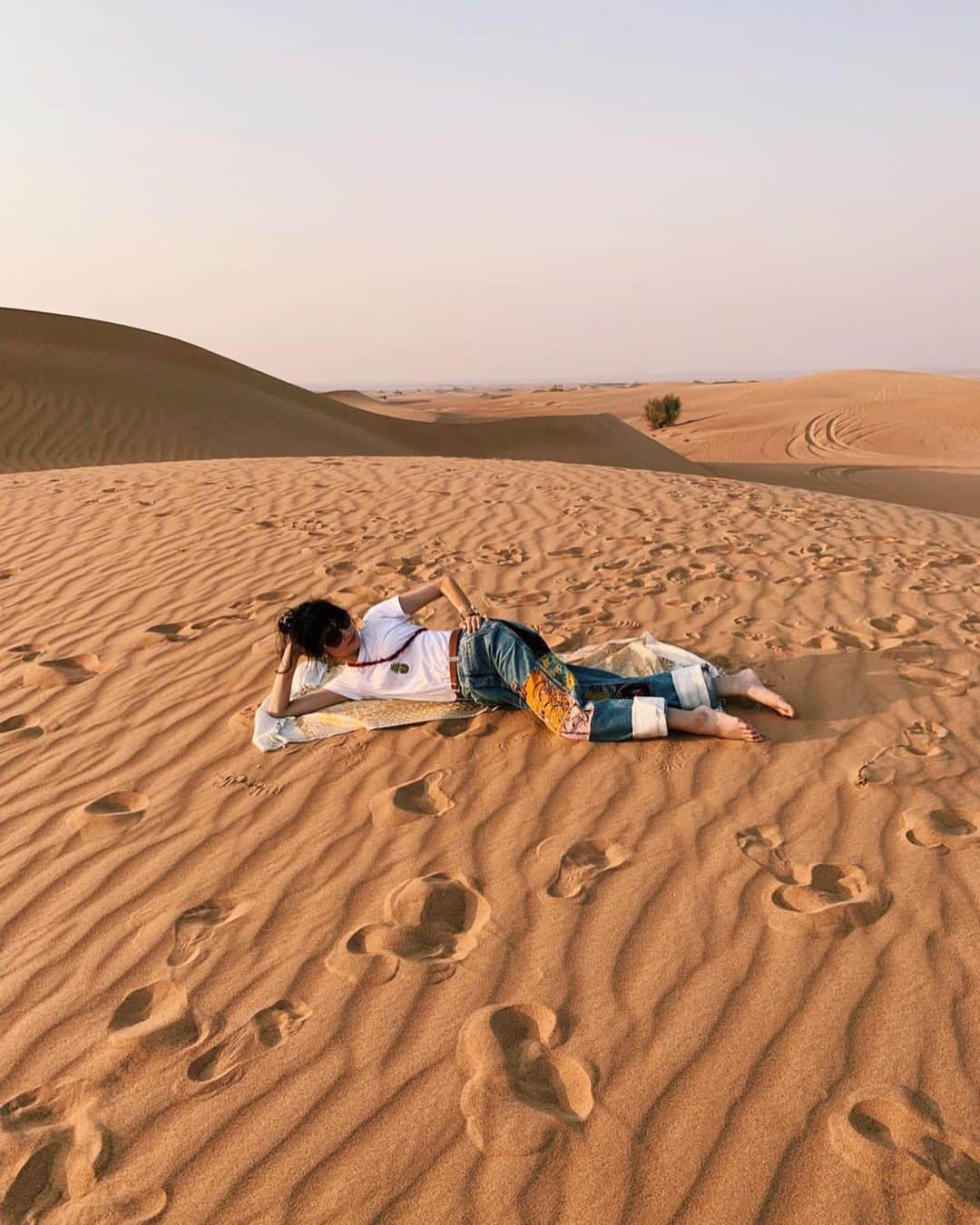 小林涼子さんのインスタグラム写真 - (小林涼子Instagram)「. 「お願いだから、砂漠では靴を脱いで。足の裏から 嫌なもの全てを吸い取って、力を分け与えてくれるから」 砂漠を案内してくれたガイドの方が 言ったのは本当だったよ サラッサラの砂があまりに気持ち良くて 足だけじゃなくて 全身で感じた地球パワー 🌎 #瞑想 #ドバイ #ドバイ女子旅 #ナニコレエミレーツ #エミレーツ航空 #エミレーツ #女子旅 #砂漠 #セクシーポーズ #nanikoreemirates #emiratesairline #emirates #joshitabi #desert #トコ旅」10月8日 23時03分 - ryoko_kobayashi_ryoko