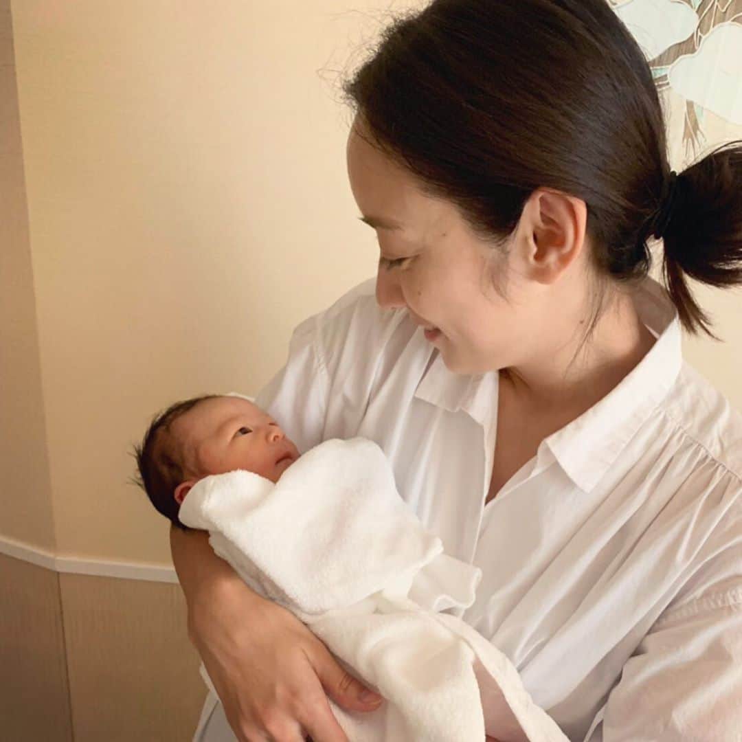 我謝レイラニのインスタグラム：「こないだ会いに行ってきた友達の赤ちゃん可愛すぎた👶🏻妊娠中も月1くらいで会ってたから生まれるの今か今かと待ってたんだ♡ #生後2日！！こんなちっこい赤ちゃん抱っこしたの初めてすぎて緊張した〜！！笑 あーーーこれからたくさん貢いじゃいそうで困る〜🙈💦笑」