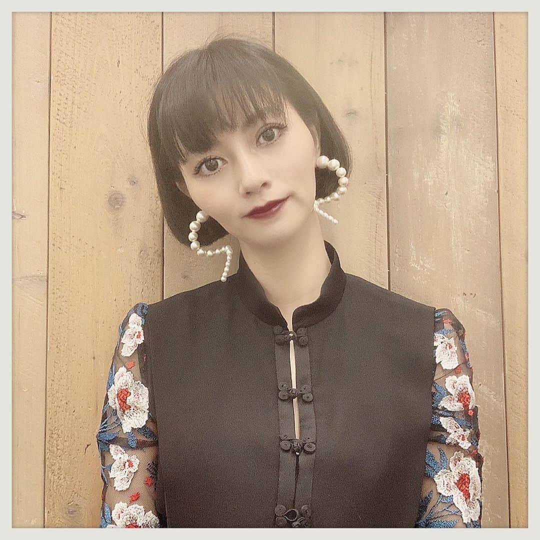 知華さんのインスタグラム写真 - (知華Instagram)「2019.10.08 👗#mamekurogouchi 👠#SEVENTWELVETHIRTY 💎 #sistertokyo 💍#tiffanyandco #harrywinston  #着飾る愉しみ  #チャイナ服  #pierce #ピアス  #👗 #👠 #💍」10月8日 23時13分 - tomoca1204