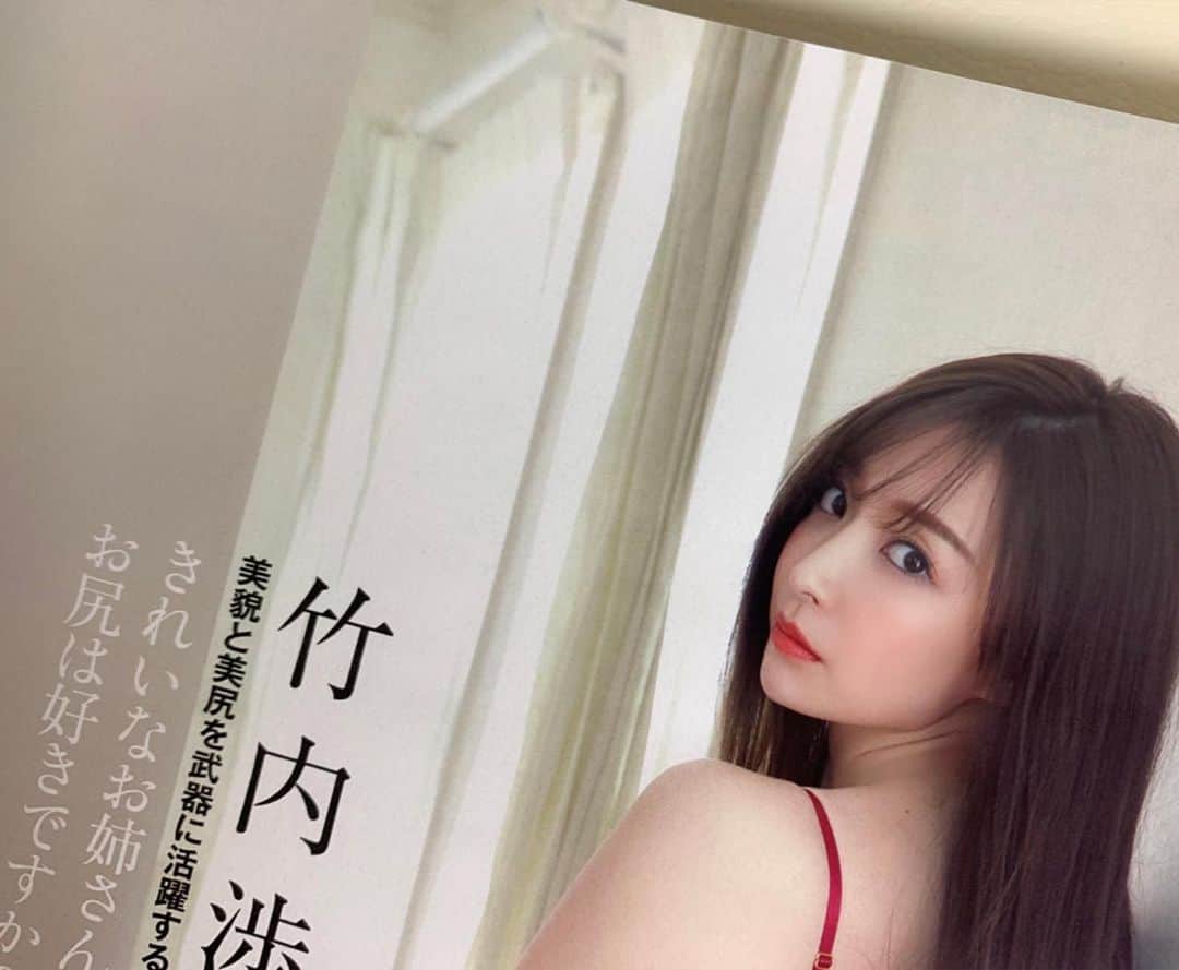 のインスタグラム：「昨日発売の週刊ポストに載せていただいております👼💞* そして10月11日にデジタル写真集も発売するよ😊🌈✨是非チェックしてください😋 #今回も俄然お尻推し #🍑」