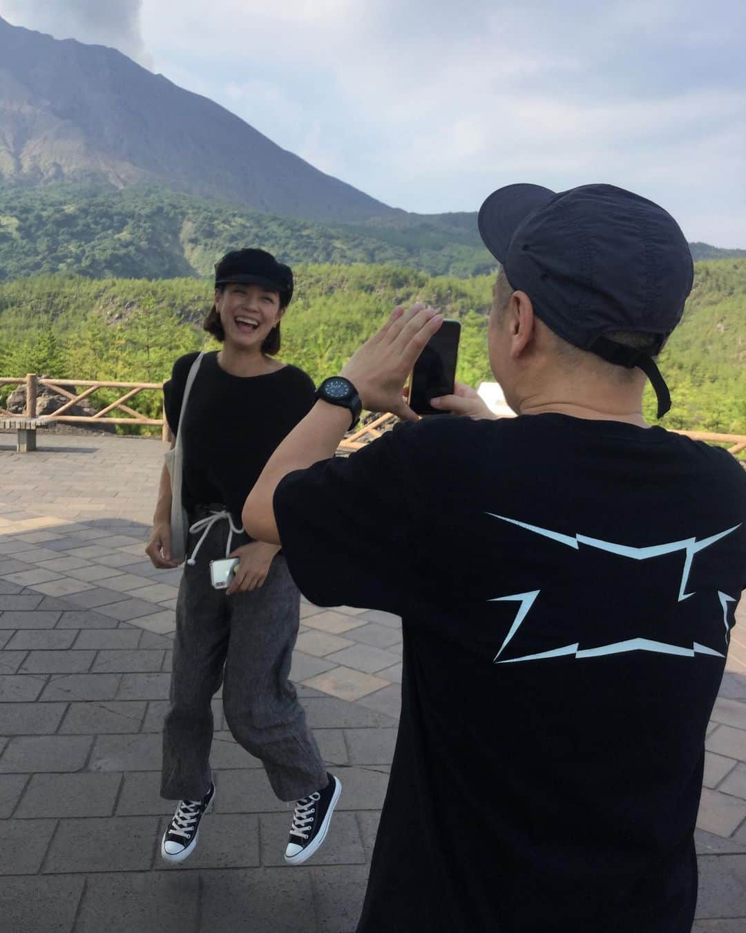 加藤紀子のインスタグラム：「桜島をバックに YOSHIROTTEN君📸による 猛烈に飛べてない私のジャンプ姿を 撮ってくれる夫！  飛べてないのに楽しそうって😱  #鹿児島での思い出 #桜島 #有村溶岩展望所  #夫婦旅 #川辺ヒロシ  #yoshirotten  #膝から下がカチカチ🌋」