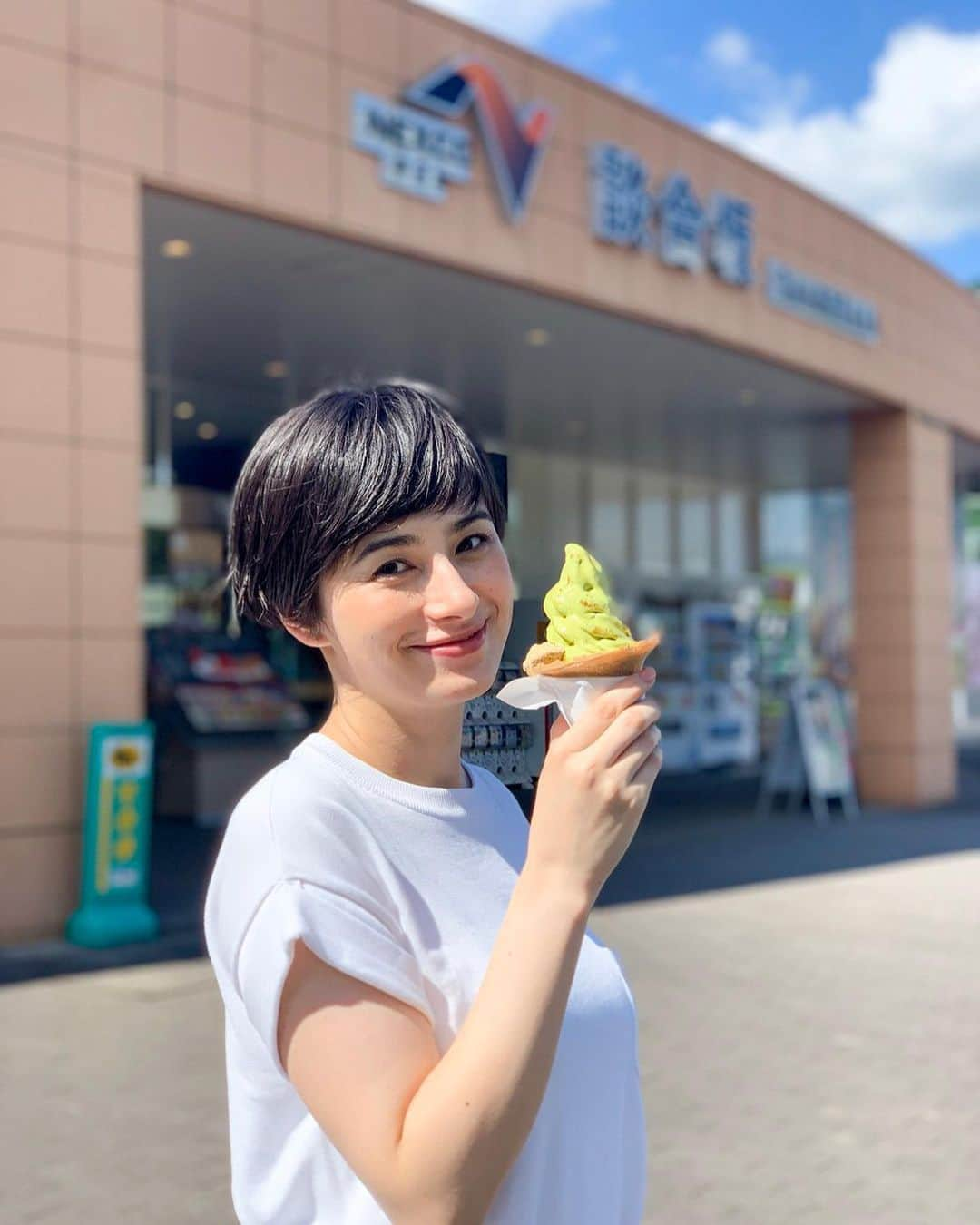 ホラン千秋さんのインスタグラム写真 - (ホラン千秋Instagram)「_ 信玄餅ソフトをパクリ😋🍦 疲れも吹っ飛ぶ美味しさでした💓」10月8日 23時21分 - chiakihoran_official