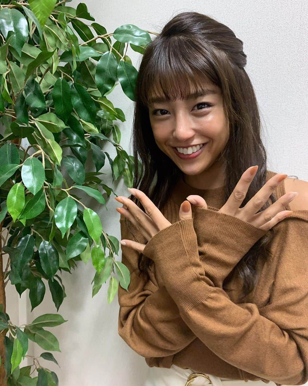 岡副麻希さんのインスタグラム写真 - (岡副麻希Instagram)「🍁﻿ たくさん質問いただいていたので﻿ 遅ればせながら最近の﻿ ﻿ １.２枚目💅#お爪事情﻿ ３枚目💇🏽‍♀️#髪色事情﻿ ﻿ ネイルは﻿ #キャメルベージュ と﻿ #ベージュ に#ホワイトミラー﻿ をかけてもらいました😌🍁🎃🍭#秋ネイル﻿ ﻿ とよぴーさん﻿ @conrat_toyona の配色が最高すぎるのです💕﻿ ﻿ 髪色は毛利ちゃんおすすめの﻿ @hitomimohri ﻿ #ミントベージュ 🍃🍂﻿ 赤系にぬけてしまいがちなので﻿ 赤みをおさえてもらっています🍭﻿ ﻿ そしてみゆちゃんに﻿ @miyu____nakamur  #aujuaトリートメント で﻿ 髪の健康を守ってもらっています❣️❣️﻿ ﻿ ﻿ 参考になればとってもうれしいです🥰♩」10月8日 23時22分 - maki_okazoe_official