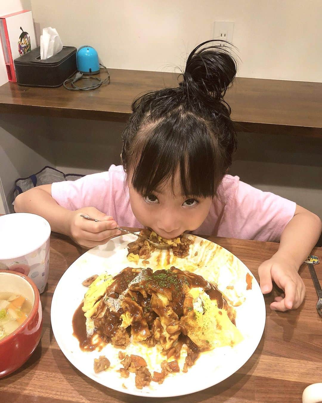 みきママさんのインスタグラム写真 - (みきママInstagram)「【晩御飯は杏ちゃんがデミグラオムライスを作りました！！】. . . .  晩御飯の話は、ブログ「藤原家の毎日家ごはん」を見てください🤗🤗🤗. . . . . . 私のプロフィールにあるURLから今日10/8のブログに飛べます🚁🚁🚁. . . .  杏ちゃん、失敗したオムレツをどう挽回させたでしょう？ . . . .  #晩御飯  #デミグラオムライス#dinner # #fnceat #demiglace #omelete」10月8日 23時33分 - mikimama_official