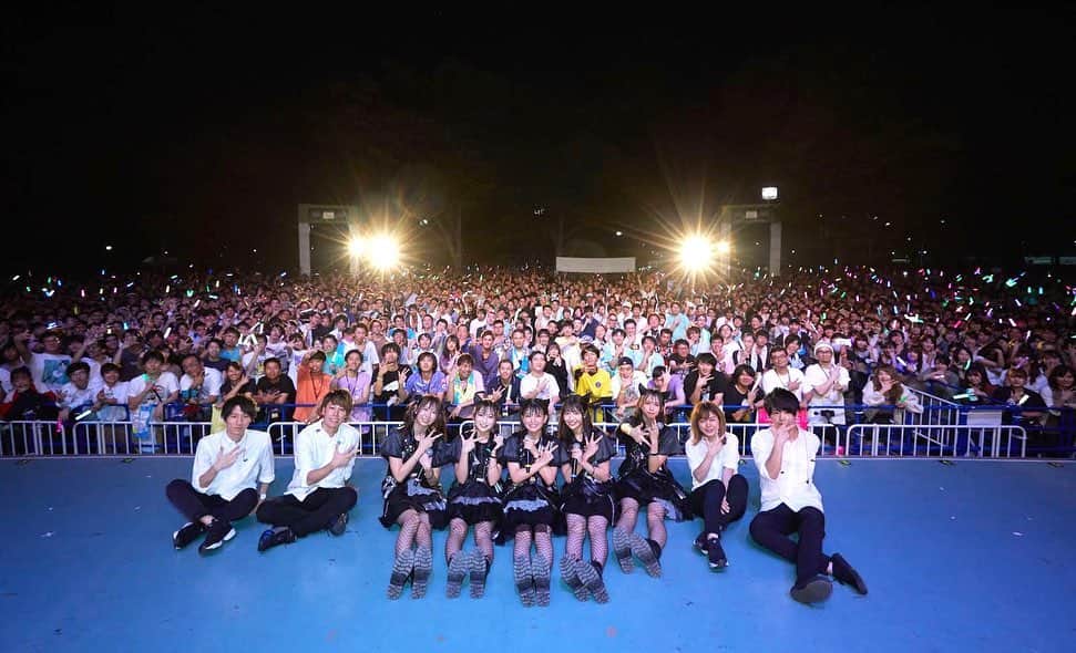 のインスタグラム：「3000人以上の皆様 今日は本当に楽しい時間をありがとうございました  ステージから見る景色とか みんなの熱量が凄すぎて震えました  みんなが友達を誘ってくれたり SNSで沢山告知してくれたりしたおかげで こんなに凄い景色が見れたと思ってます  3000人も集められた事 本当に本当に嬉しいです  次は3/28 渋谷公会堂。 ホールライブが決定しました。 絶対に来てほしいです。 そして3/28まで また皆の力を貸してください。 私達も死ぬ気で頑張ります。 宜しくお願いします！」