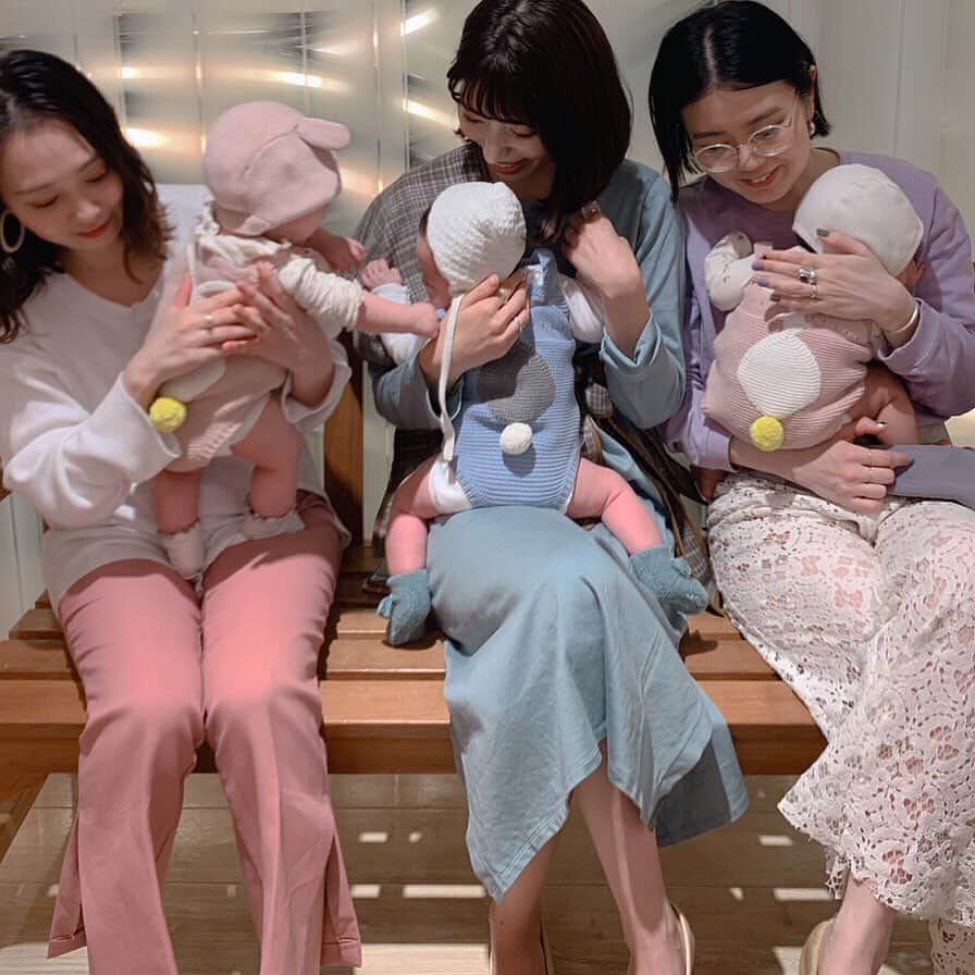 のインスタグラム：「. やっと会えた令和元年同級生組👶🏻👶🏻👶🏻 この日を楽しみにし過ぎてお揃いの服送りつけた私。笑 これからもよろしくネ♥️ . #令和元年ベビー . #千ちゃんは女子に挟まれたからか写真見たら全部見たことない顔してた#高倉健ばりの勇ましいキメ顔」