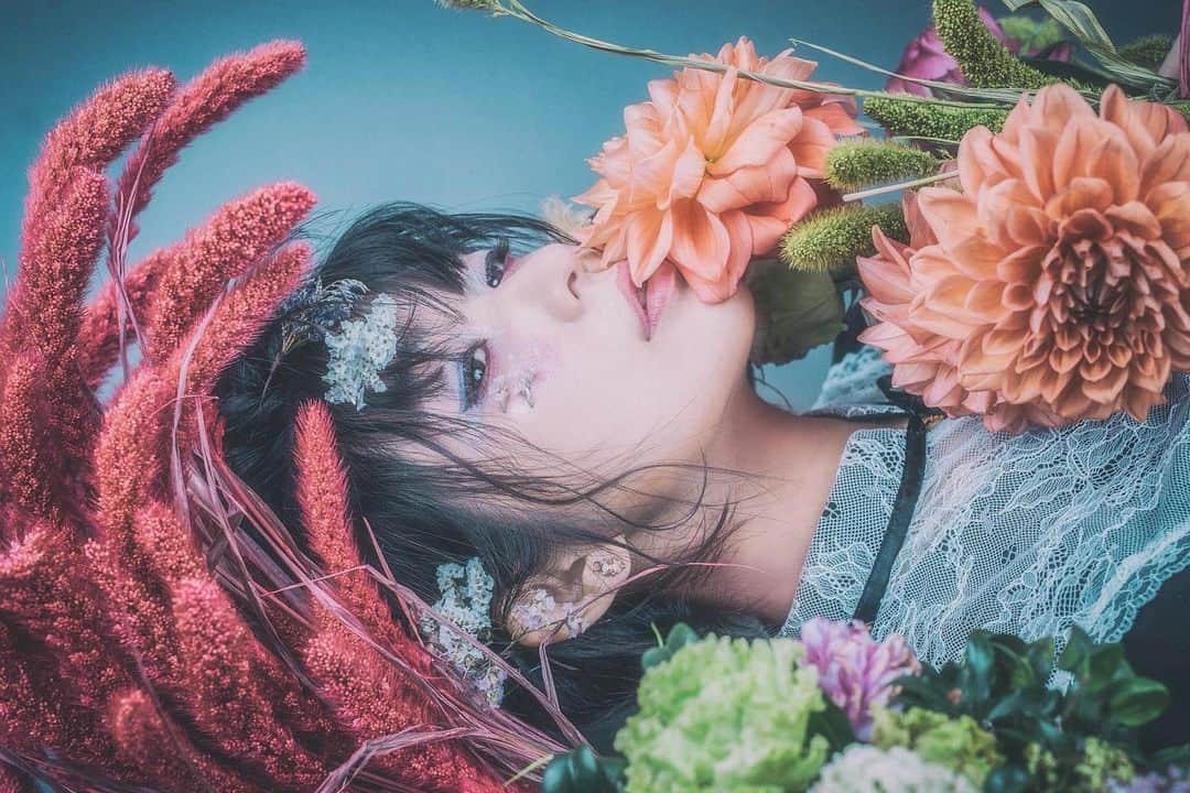 東雲れいかのインスタグラム：「🥀 There are not any fixed styles. . . . . . . . . #good_portraits_world  #girls #instagood #fashion  #flower #pics_jp #japanesegirl #topportraits  #portrait #portraits #東京センチメンタル #japanesegirl #ウルフカット #hairmake #makeuptutorial #自由花 #生け花 #idol #model  #泳装 #照片 #粉我 #我的最愛 #赞 #好吃 #时装 #漂亮  #그라비아 #수영장 #섹시」