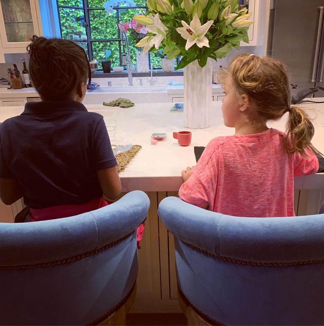 エリザベッタ・カナリスさんのインスタグラム写真 - (エリザベッタ・カナリスInstagram)「Before school!  Colazione. Gaby + Skyler」10月8日 23時55分 - littlecrumb_