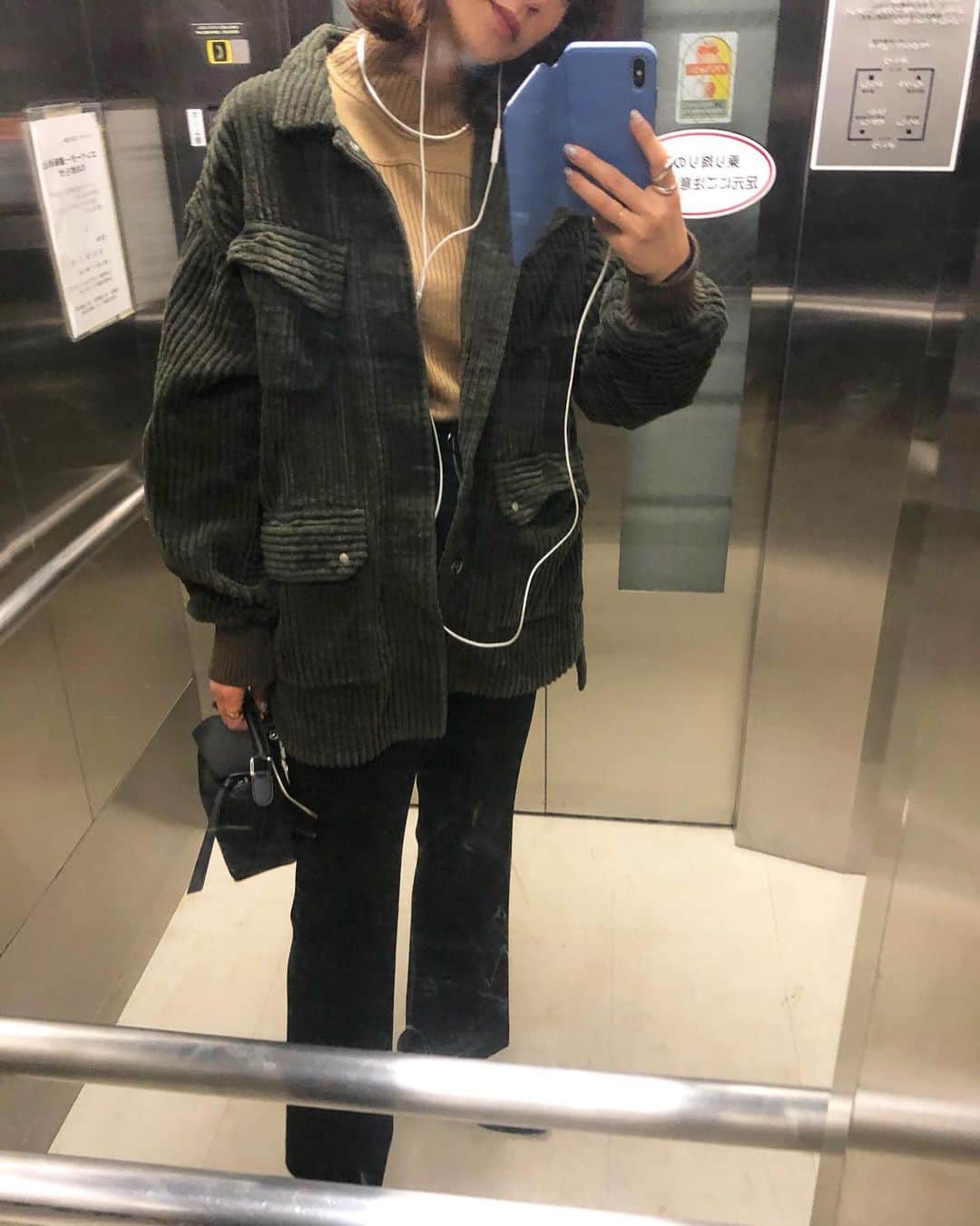 野尻美穂のインスタグラム：「首が心配になる角度。 このケースだと手の固定が難しい🥺 太畝コーデュロイのジャケット、カーキに見えるけどブラウンだよ🤭 EARIHかわいいー🥺💕 #おやすみなさい」