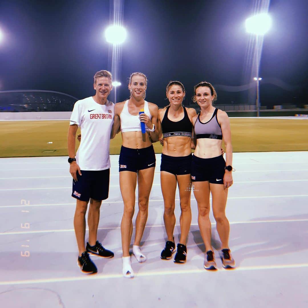 リンジー・シャープのインスタグラム：「Racing is a work of art. I entered World Champs with a blank canvas. Then I grabbed a giant crayon and drew squiggles. 😌 I’m still hurting and it has been hard to draw a line under it. I have spent the last few weeks thinking about what went wrong and trying to find an explanation. Finding an “excuse” would be the easy way to move on. The truth is, there is no explanation and it’s pretty simple. I raced stupid.  But then I look at the year as a whole. I packed a bag for indoors in February and left San Diego for Europe. After a disappointing indoor season, I walked off the track at Düsseldorf having ran shit again and decided right then that I wasn’t going back. I lived out of the bag I packed for indoors, in Airbnb’s, for 3 months. I moved back to Loughborough, found a new coach who has challenged me in different ways and new training partners who have pushed me on. This sport has broken my heart many times and it ain’t easy, but this year I rediscovered my love for it. I had so much fun along the journey and it genuinely brought me happiness I haven’t felt in years.  I worked my way back from running 2.02 indoors to running 1.58 in front of a British crowd. I did some crazy sessions and saw a glimpse of how good I can be. Sadly I didn’t get to show that this time round. 😞 I finish the season ranked back inside the top 10 in the world, but most importantly, with mistakes to learn from, inspired by the performances of others and with an increased belief in my ability for Tokyo 2020.」