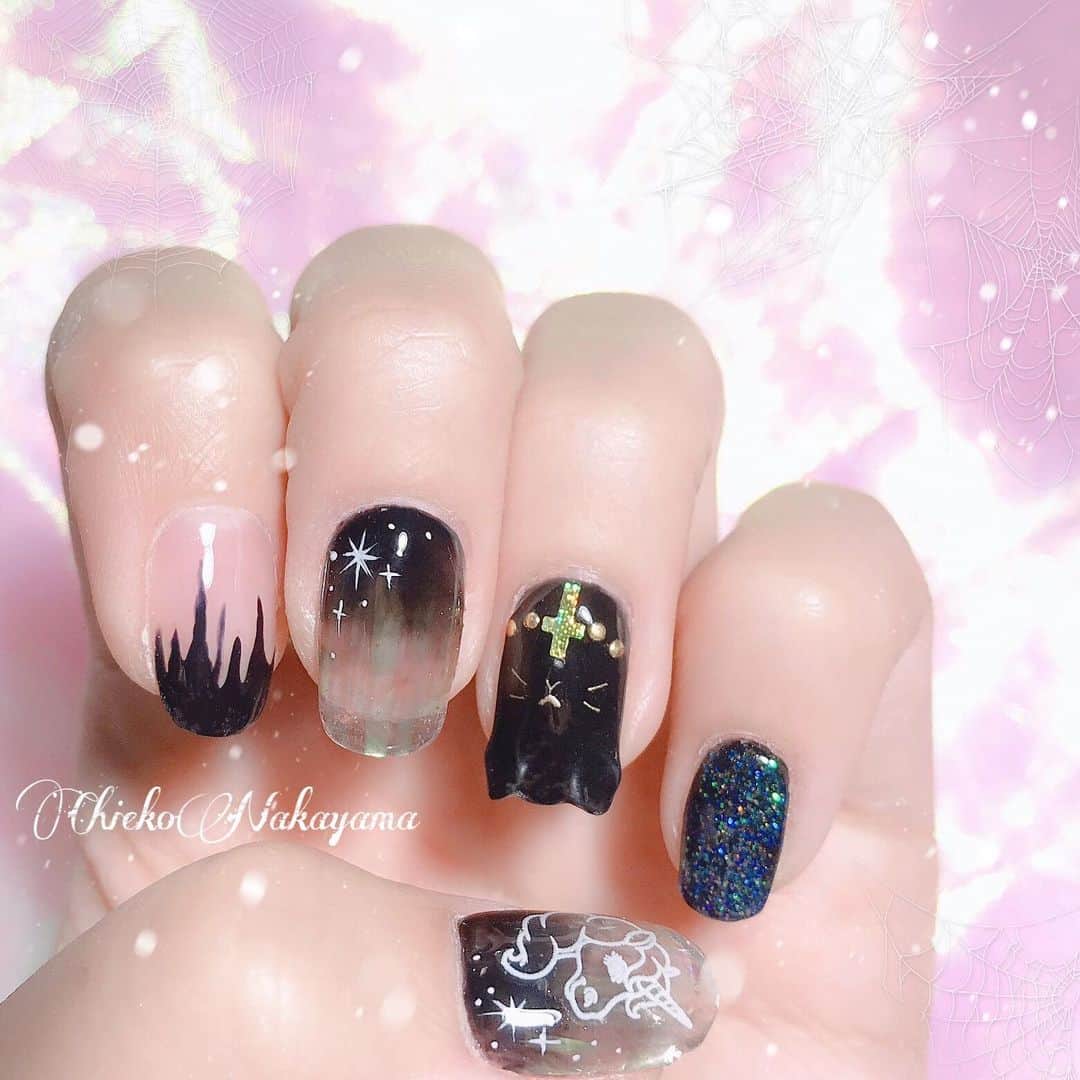 なかやまちえこのインスタグラム：「マイネイル新しくしました💅⠀ ゆめかわハロウィン🎃⠀⠀ PREGEL スカルプ＆トップ、ライナーホワイト PremDoll （あとで名前追記します） PREGELミューズ マザーズブラック、クリアブラック、ミキシングクリア きまぐれキャット ステッカー（ユニコーン ）、リキッドメタルゴールド PREXY クリアのオーロラフィルム（転写できない方）、きまデコブラック、スタッズ、ホロ（クロス） #nail #nails #nailart #ネイル #美甲 #ネイルアート  #clou #nagel #ongle #ongles #unghia #japanesenailart #manucure #네일 #젤네일 #japanesenails #manicurist #gelnails #أظافر #クリアスカルプ #ジェルスカルプ #フィルムスカルプ #長さ出し #sculpture #ゆめかわ #ゆめかわネイル #kawaii #kawaiinails #ハロウィンネイル #halloweennails」