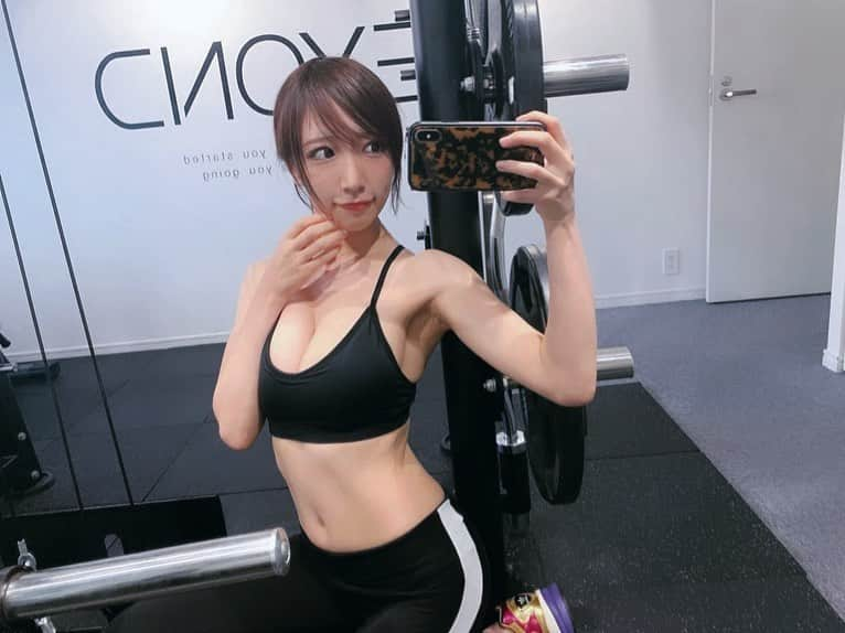 清水あいりさんのインスタグラム写真 - (清水あいりInstagram)「トレーニングもしてきたよ✊🔥 2枚目は、気を抜いて お腹がぷにってしちゃったお写真です。 色々とまだまだですね…😖 でも、トレーニング楽しい…💕 #beyond #beyondtheponytail gym #ぷゆトレ」10月9日 0時15分 - shimizuairi