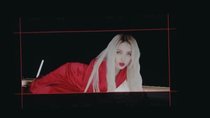 ポニーのインスタグラム：「. . 거의 촬영한지 24시간 됐을 때! 진지해 보이지만 머릿속에 별생각 없어요🤣🤣🤣 목욕, 침대, 잠밖에 생각 안 하고 있었음🧼🛁🛌 . 🎵#DIVINE #MACPonyPark @MACCosmetics」