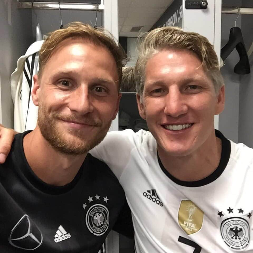 ベネディクト・ヘーヴェデスのインスタグラム：「‪Auf das, was da noch kommt! Danke für alles, @bastianschweinsteiger! 🇩🇪🙏🏆 @dfb_team @sportdeutschland」