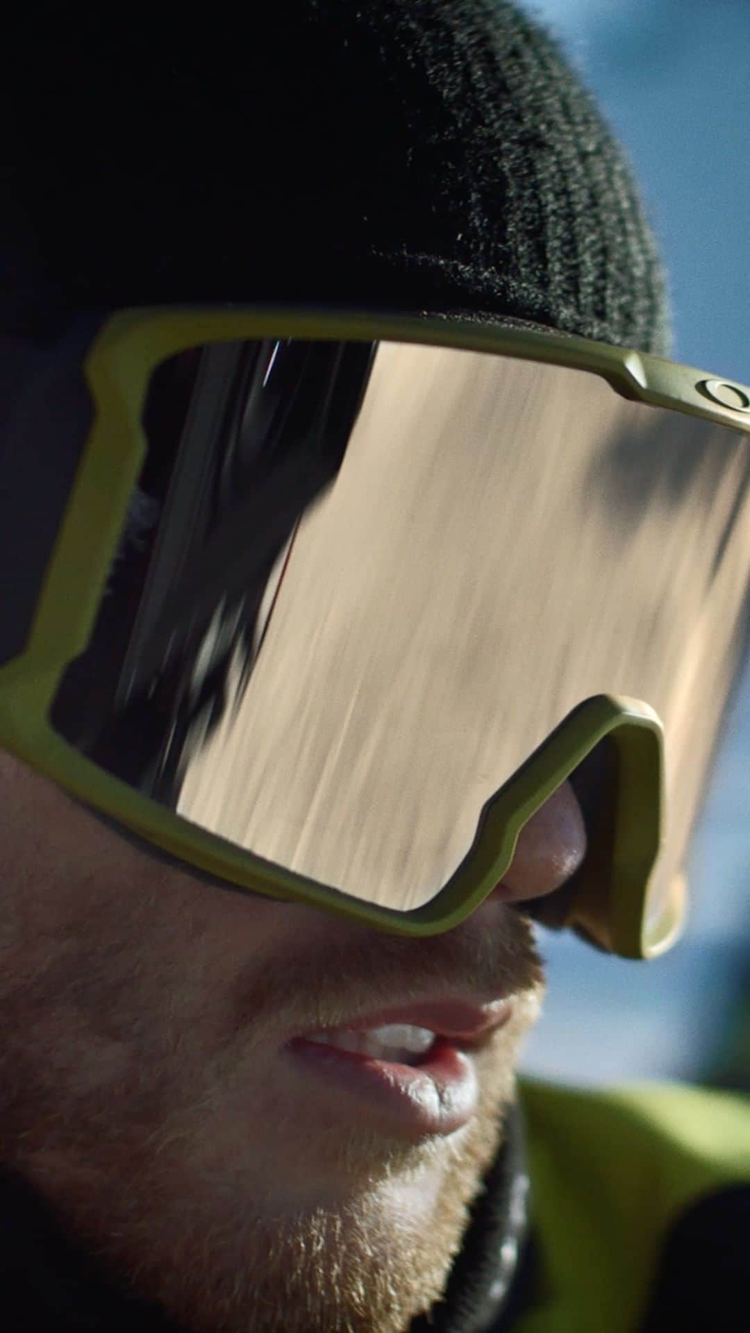 OAKLEYのインスタグラム：「On the slopes. On the ice. On the track. Giving you the confidence to be more than you thought you ever could be. See a brighter, colorful, distraction free winter. See it in PRIZM™️. #OneObsession #OakleyPrizm」