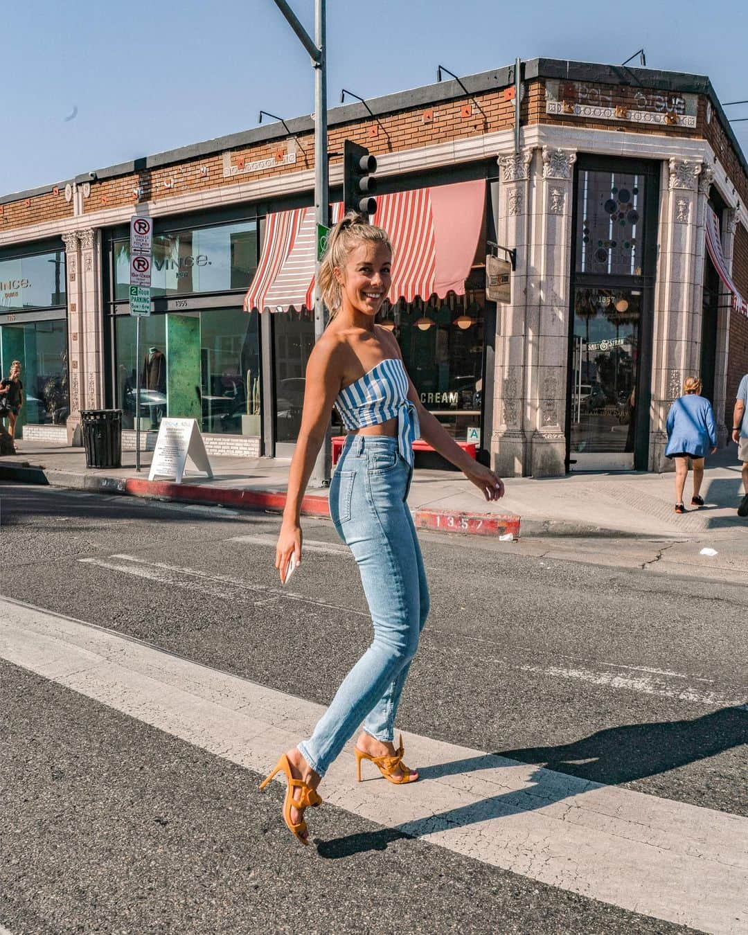 アシュリー・ワグナーさんのインスタグラム写真 - (アシュリー・ワグナーInstagram)「Confidence: back when I was skating, I was incredibly self conscious about my muscles. I thought my legs looked too big, my back was too built up. I hated how developed my arms were. Now, looking back, my legs were 23 years of dedication, my back made me check out of landings perfectly, and my arms held me in tight to get that rotation completed (most of the time). Beyond skating, I’m realizing how messed up body image is in this world. We all need to appreciate what our bodies do for us more than tear it down for what we think it lacks. That is where my confidence comes from. Where do you gain your confidence from today!?」10月9日 0時50分 - ashwagner2010