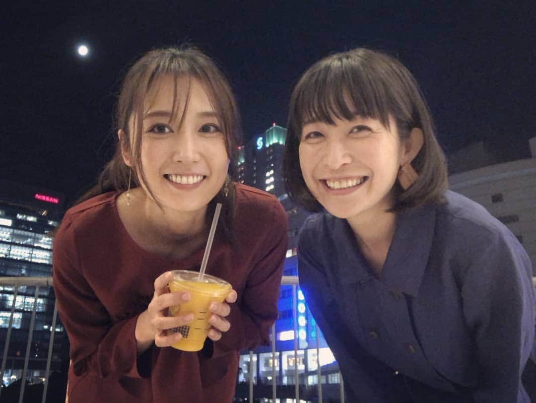 三津谷葉子のインスタグラム：「まゆみん(小野真弓様)とおデート♥️ 偶然にもお互い横浜で用事があり、ナイスタイミングでした～  凄く真面目な話をしていたのに、気づいたら…おっぱいの話で盛大に盛り上がっていたよ。 😂  #横浜#お月様が綺麗」