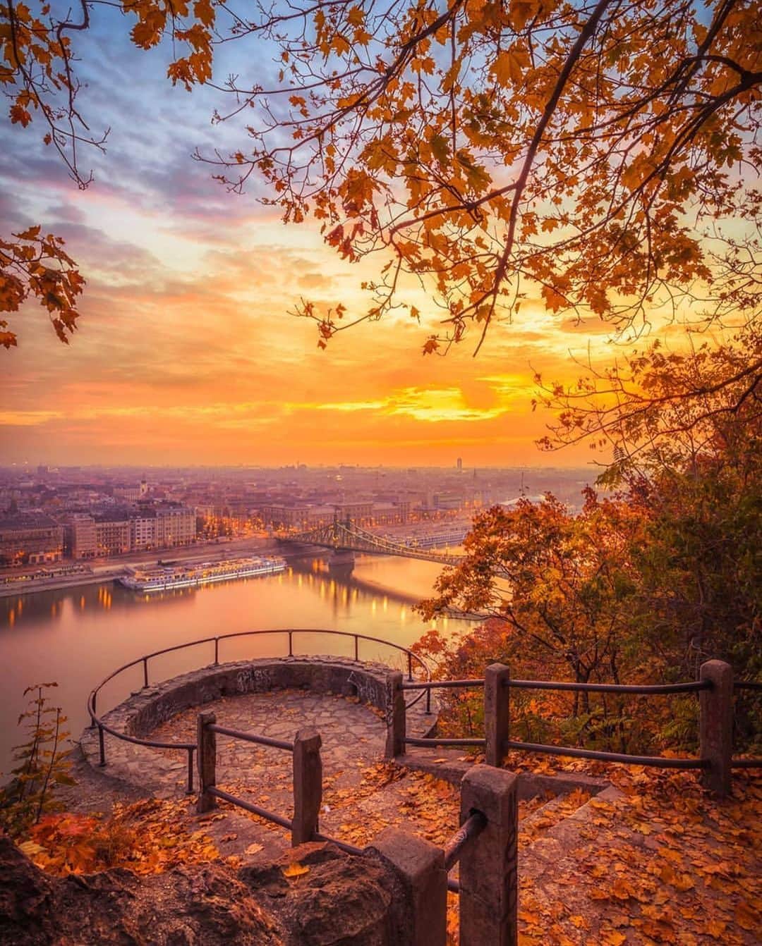 Wonderful Placesさんのインスタグラム写真 - (Wonderful PlacesInstagram)「Fall in Budapest ✨🍁🍁🍁✨ . Pictures by ✨✨@krenn_imre✨✨ #wonderful_places for a feature ❤️」10月9日 1時04分 - wonderful_places