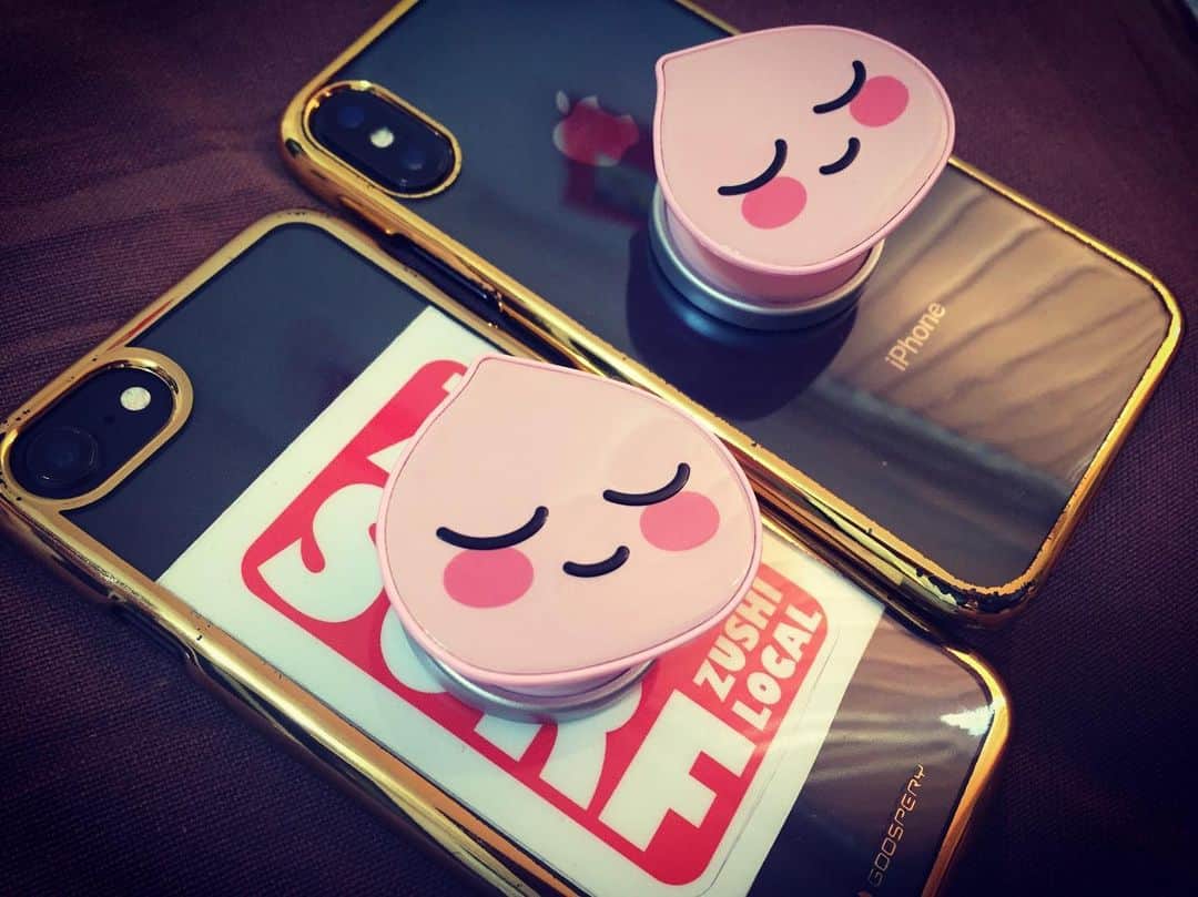 のインスタグラム：「My sis’s and I matching phone .✌︎ 気付いたらお揃いwww 🍑🍑🍑」
