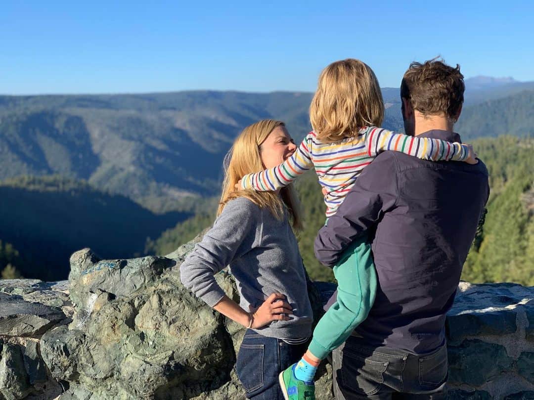 クレア・コフィーのインスタグラム：「Until next time, California 👋🏻」