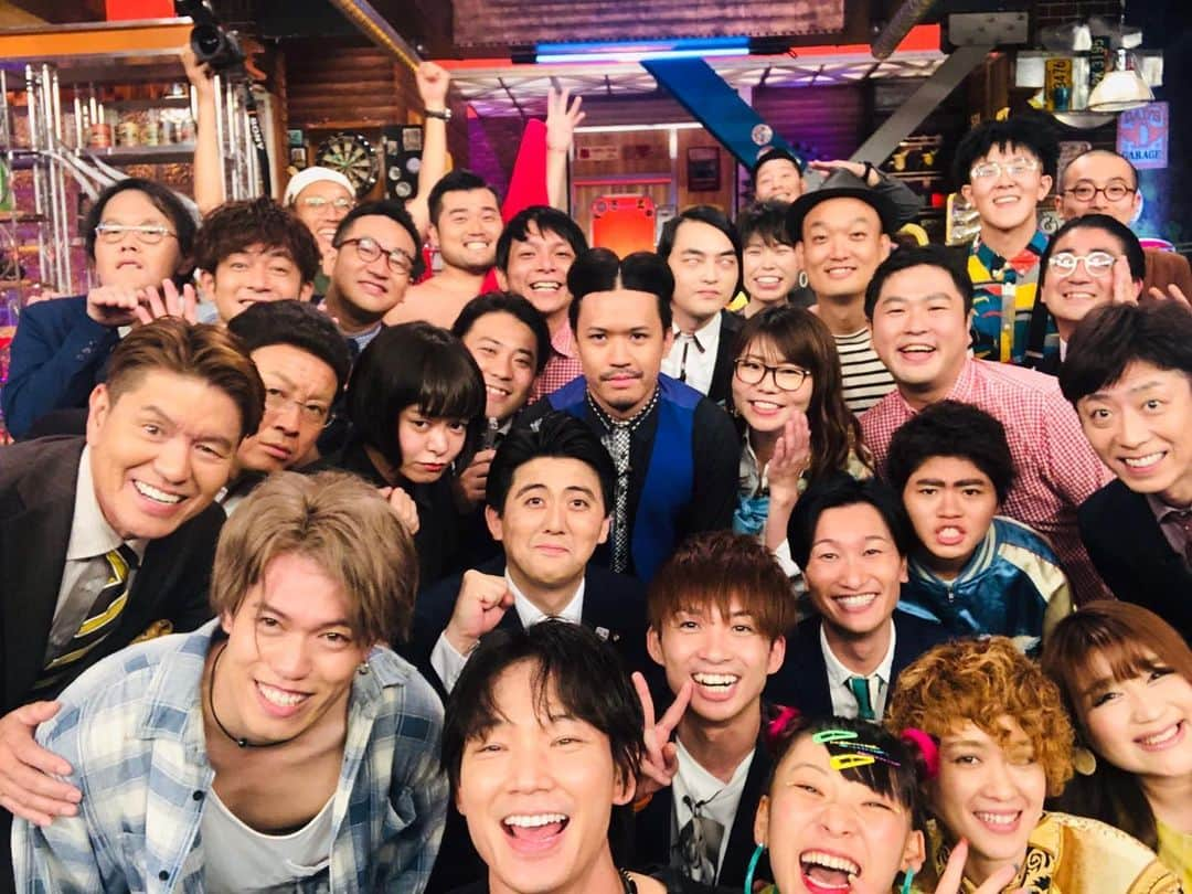 日本テレビ「ウチのガヤがすみません！」さんのインスタグラム写真 - (日本テレビ「ウチのガヤがすみません！」Instagram)「今夜の放送で📺綾野剛さんが撮った 自撮り集合写真📷‼️ みなさん🤗とーーーっても素敵な笑顔😄❤️ 楽しそうでハッピー🕺🌸🌻 そしてインスタジャックは こちらをチェケラッチョ♬💁‍♀️ 👇👇👇 #なんで綾野剛のインスタにこいつやねんわらいわらい . 🙏写真サイズ直してアップし直しました‼️ コメントくれてた皆さんごめんなさい🙇🏻‍♀️ もしよかったらもう一度ください…💕 . #インスタジャック #ウチのガヤがすみません #ウチのガヤ  #ウチガヤ #豪華ゲストとガヤ芸人  #芸人 #インスタグラマー #綾野剛 #杉咲花 #フワちゃん #おほしんたろう #ふんどしダンサー #bboyyuya」10月9日 0時59分 - uchino_gaya