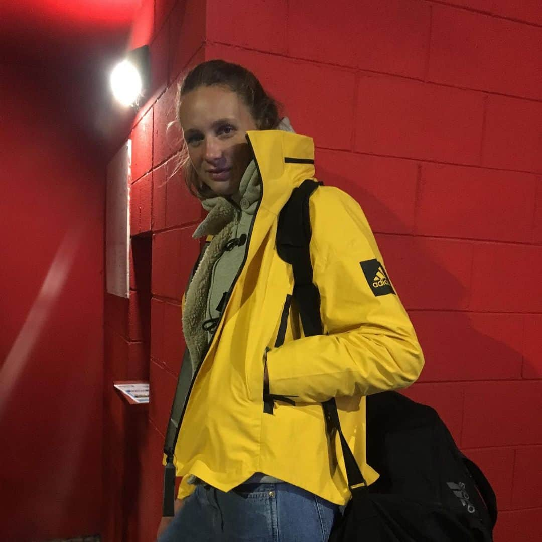 マルガレーテ・コズーフさんのインスタグラム写真 - (マルガレーテ・コズーフInstagram)「Tired after practice. Last week autumn 🍂 hit also Italy and I am happily prepared for my way back home. Yellow vibes are on 💛 I love being ready for anything wherever I go. WATERPROOF WINDPROOF CITYPROOF 🌬 🌧 🛴 MAGGIEPROOF 🤓 | Werbung  #myshelter #heretocreate @adidasterrex #athlete #fitness #sport #beachgirl」10月9日 1時00分 - maggiekozuchofficial_