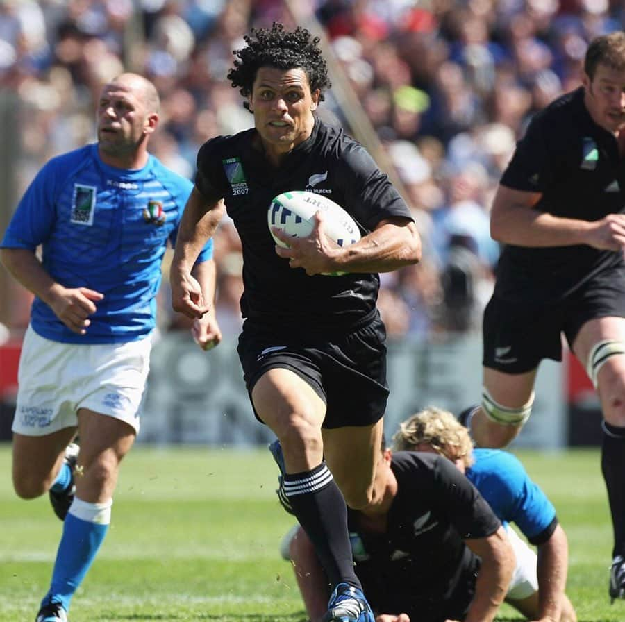 ダニエル・カーターさんのインスタグラム写真 - (ダニエル・カーターInstagram)「This was me congratulating @doughowlett992 on being an absolute legend during our match against Italy, at the 2007 @rugbyworldcup.  Love this series the @allblacks posted yesterday.  What’s your score predictions for Saturday?  #rwc2007 #rugby #sports #legends #repost」10月9日 1時09分 - dancarter_