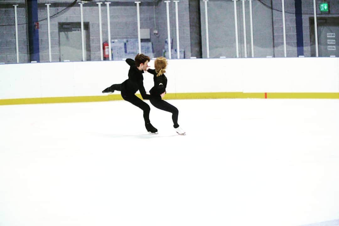 Jussiville JV Partanenのインスタグラム：「Training and training 😉 slowly but surely getting there again! ~~ #icedance #figureskating #training #sports #trainingweek #stretchthoselegs #athlete #skatingfinland #blues #jacksonskates #jacksonfamily #vivokauppa #vivobarefootfi」
