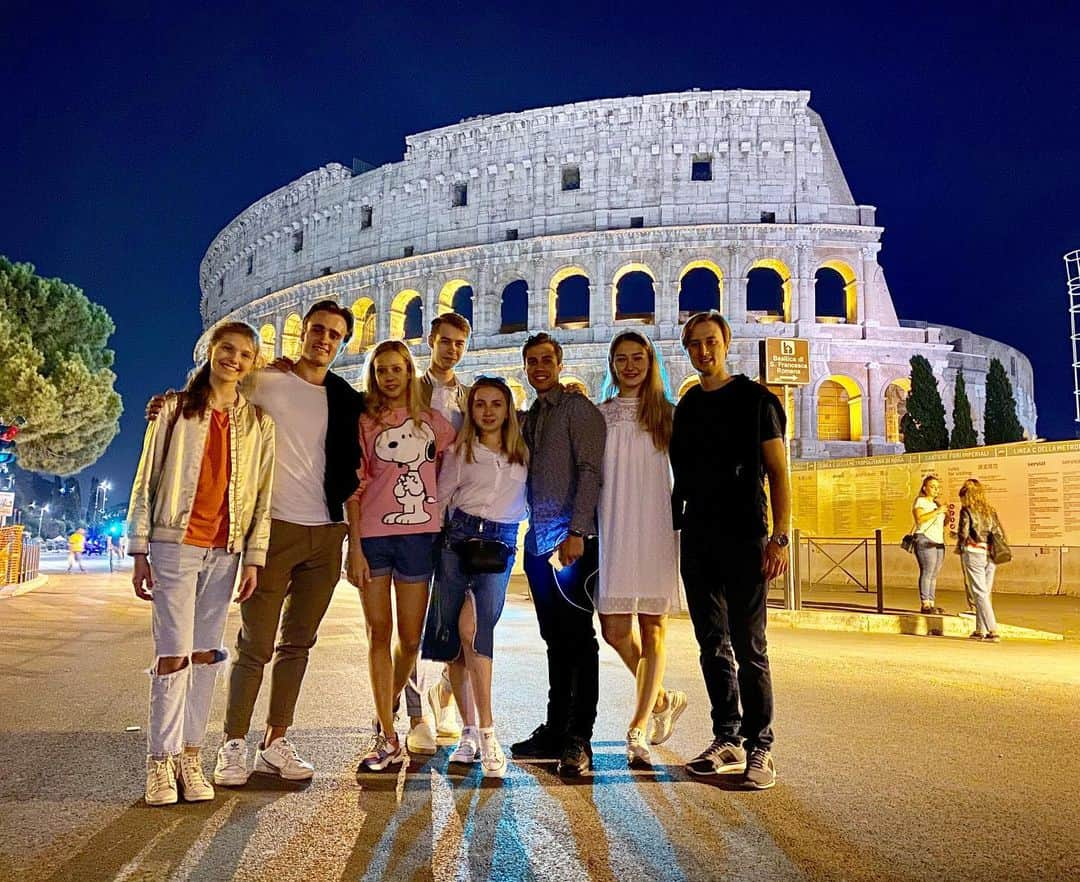 ルスラン・ジガンシンのインスタグラム：「Team💪 . . . . . . . . . . . . . . . . . . . #rome #italy  #colosseum  #competition  #mezzaluna  #Mezzalunacup #фигурноекатание #фигурноекатаниедети  #спортврадость #сборыпофигурномукатанию  #сборы #летниесборы #скольжение #офп #постановкапрограмм  #figureskating #skate #icedance #Ifss #happy #sport #summercamp #smile #kids #РусланЖиганшин #RuslanZhiganshin #ZhiganshinRuslan #フィギュアスケート #旅 #スポーツ」