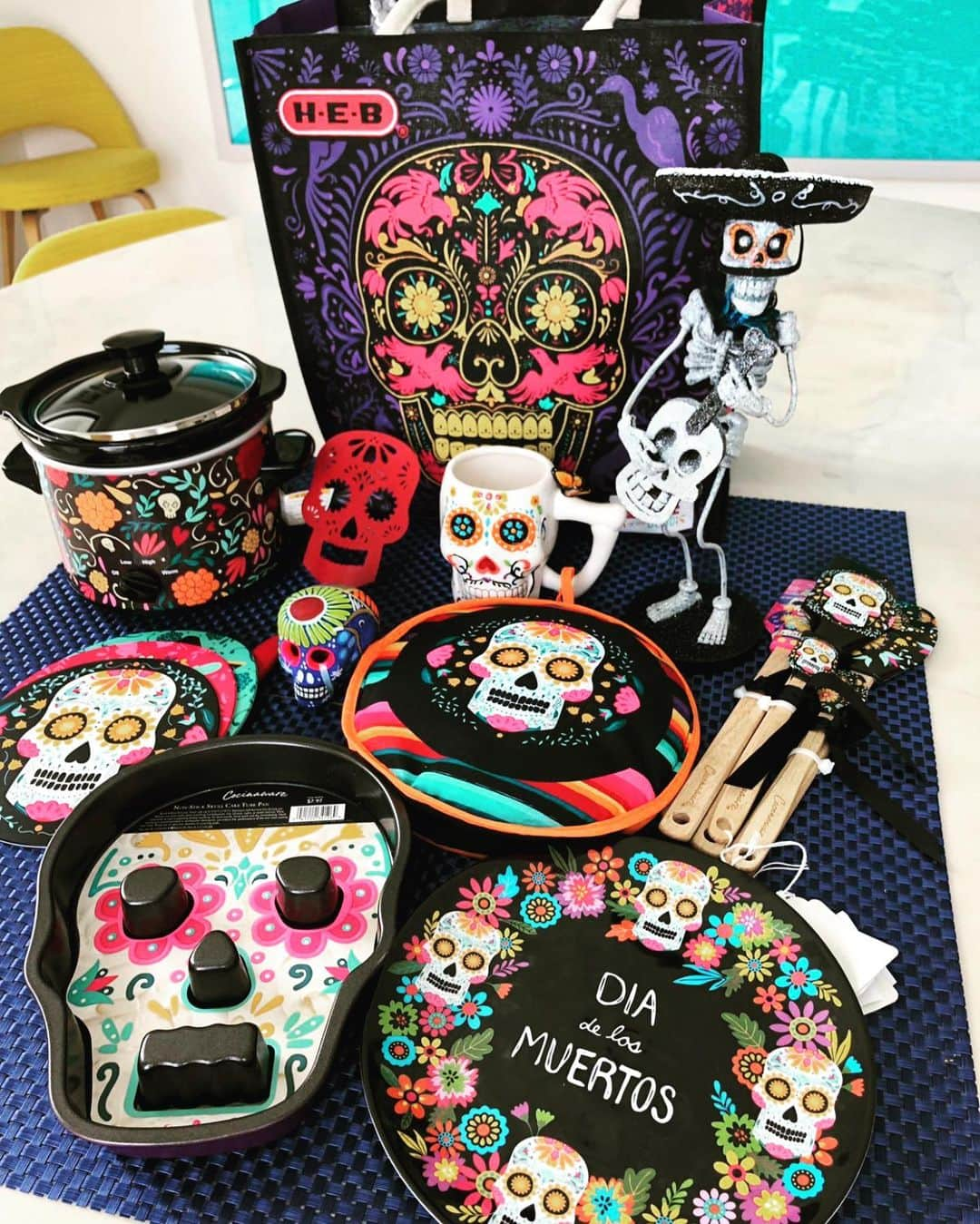 エヴァ・ロンゴリアさんのインスタグラム写真 - (エヴァ・ロンゴリアInstagram)「Nobody does Día de Muertos like HEB! Look at all this cute kitchen stuff I got! If you’re in Texas, go by @heb and get ready for the celebrations!!」10月9日 1時33分 - evalongoria