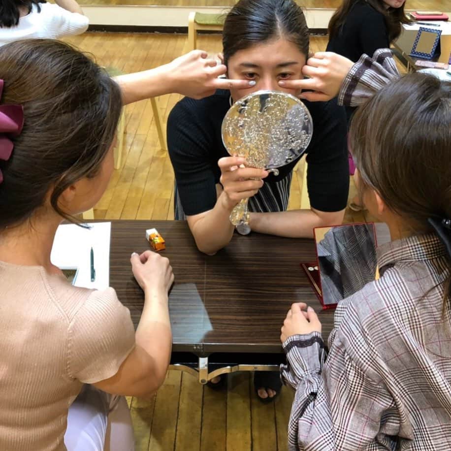 間々田佳子のインスタグラム：「みんな一緒懸命❣️ わたしの顔にペタペタと触れては同じように動かそうと必死💪 頑張って！ みんなかわいいです💕  #間々田佳子 #顔ヨガ目黒第二第四火曜日開催 #顔ヨガ」