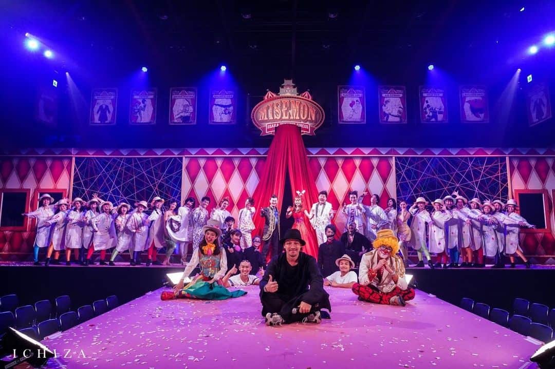 MiracleVellMagicさんのインスタグラム写真 - (MiracleVellMagicInstagram)「Osaka Theater Circus🎪🎭 “MISEMON” 出演者全員が魅せ者で、子供のような大人で、変人だった。 . 2日間で、全12公演。出入り自由のみせもの小屋。 . リハーサルで何度も見た流れのはずなのに、毎公演新しい。 . くすくす笑って、ゾクゾク圧倒される。 . こんな時こそシンプルな言葉を使いたい。本当に面白かったなぁ。。。 . . そしてそして。キャストみんなが本当に優しくて素敵な人達しかいなくて、大人数の現場に慣れていない私を暖かく迎え入れてくれました。✨ みんなと過ごした時間もかけがえのない思い出。また必ず共演したいと心から思える人達に出会えました。 みなさん、本当にありがとう！大好きです！☺️🌹 . #MISEMON #大阪シアターサーカス #ichiza #小林玄」10月9日 1時38分 - miraclevellmagic